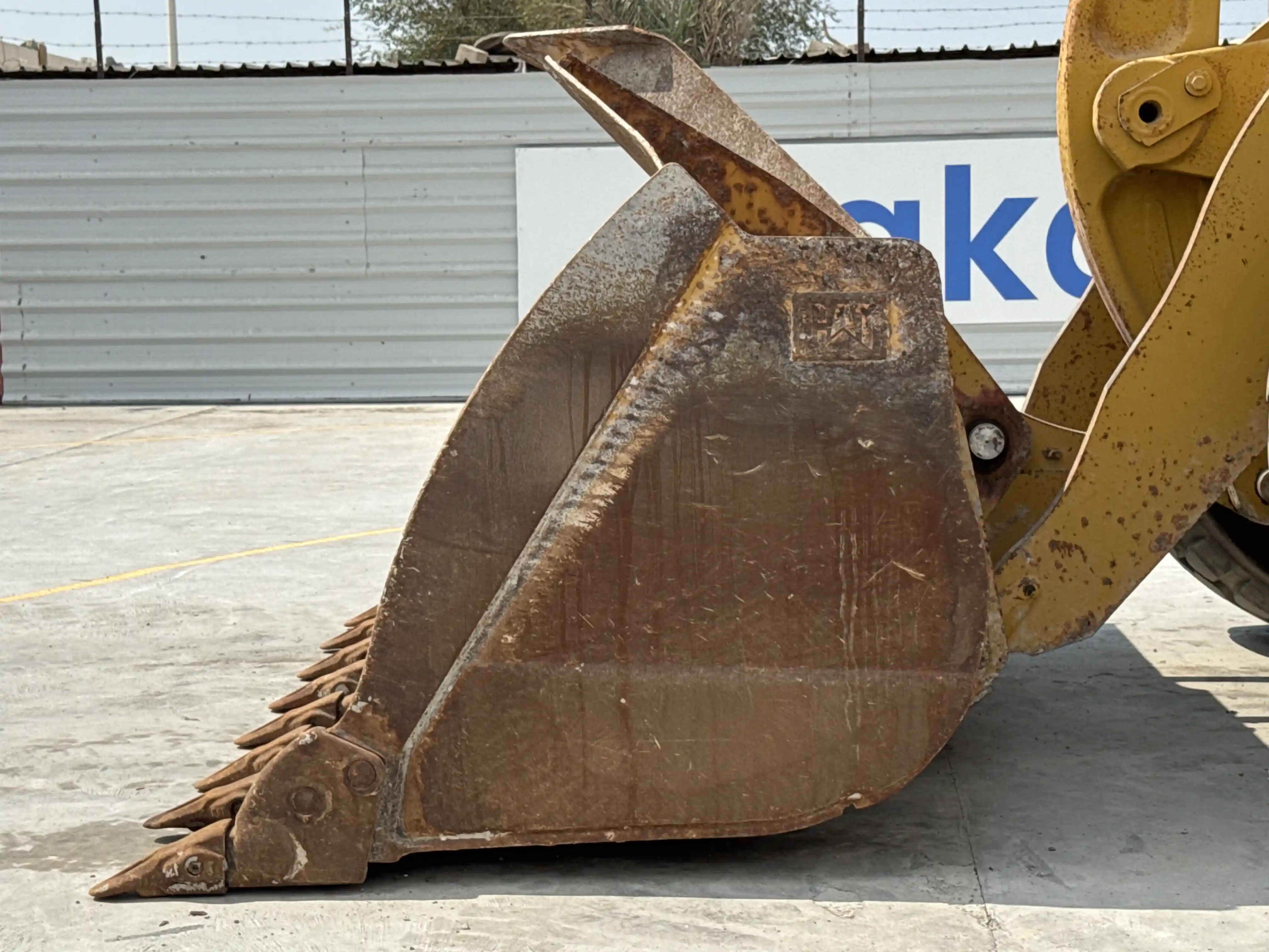 WHL-002-Cat-966L-wheel-loader-inspection-attachments-loader-bucket-condition-1