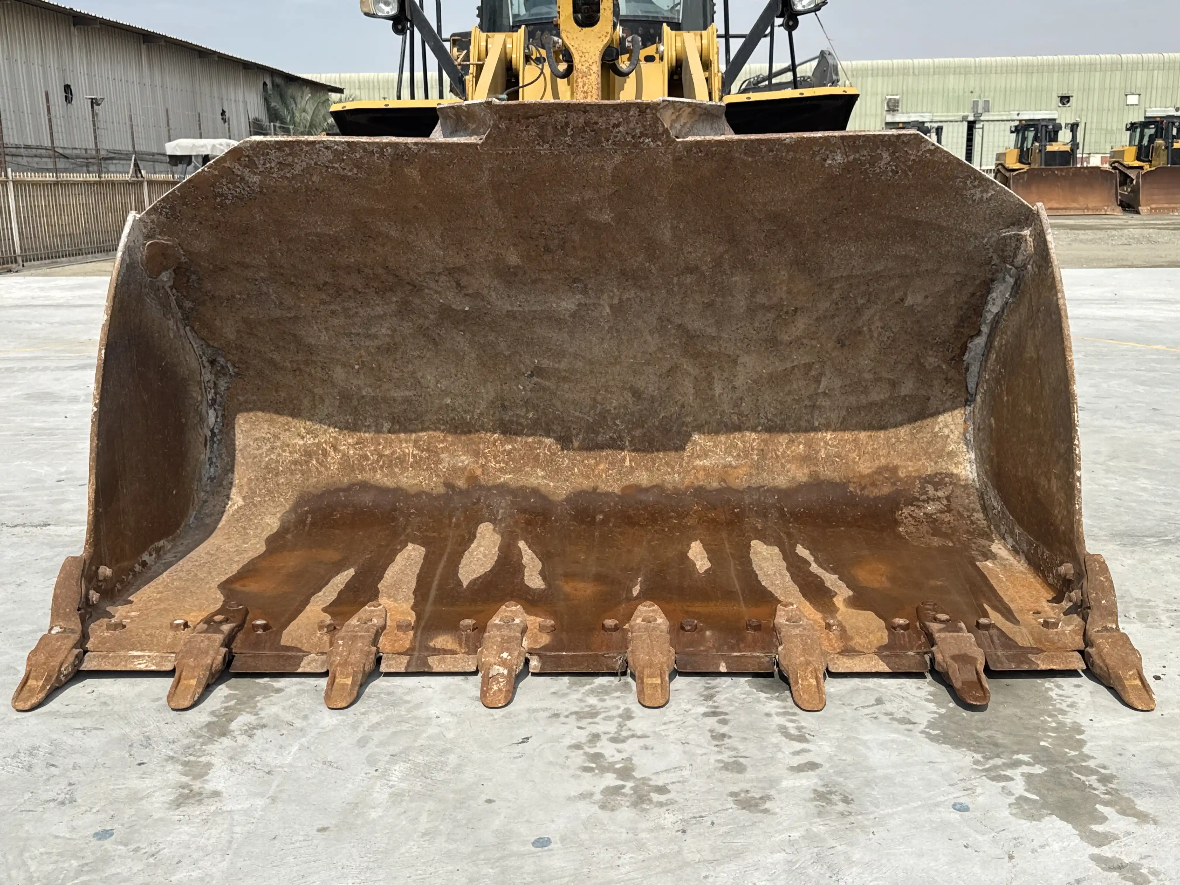 WHL-002-Cat-966L-wheel-loader-inspection-attachments-loader-bucket-condition-2