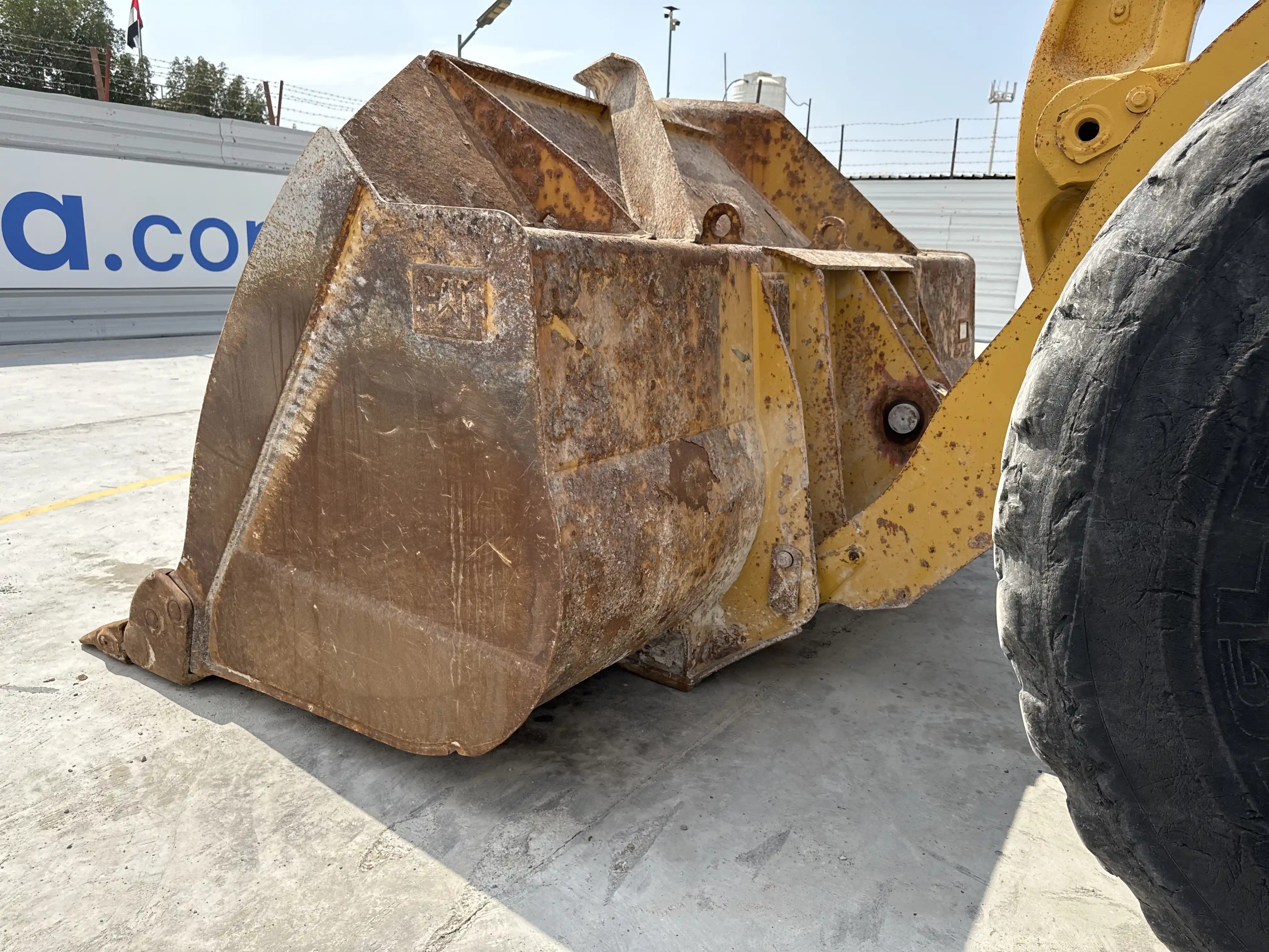 WHL-002-Cat-966L-wheel-loader-inspection-attachments-loader-bucket-condition-3