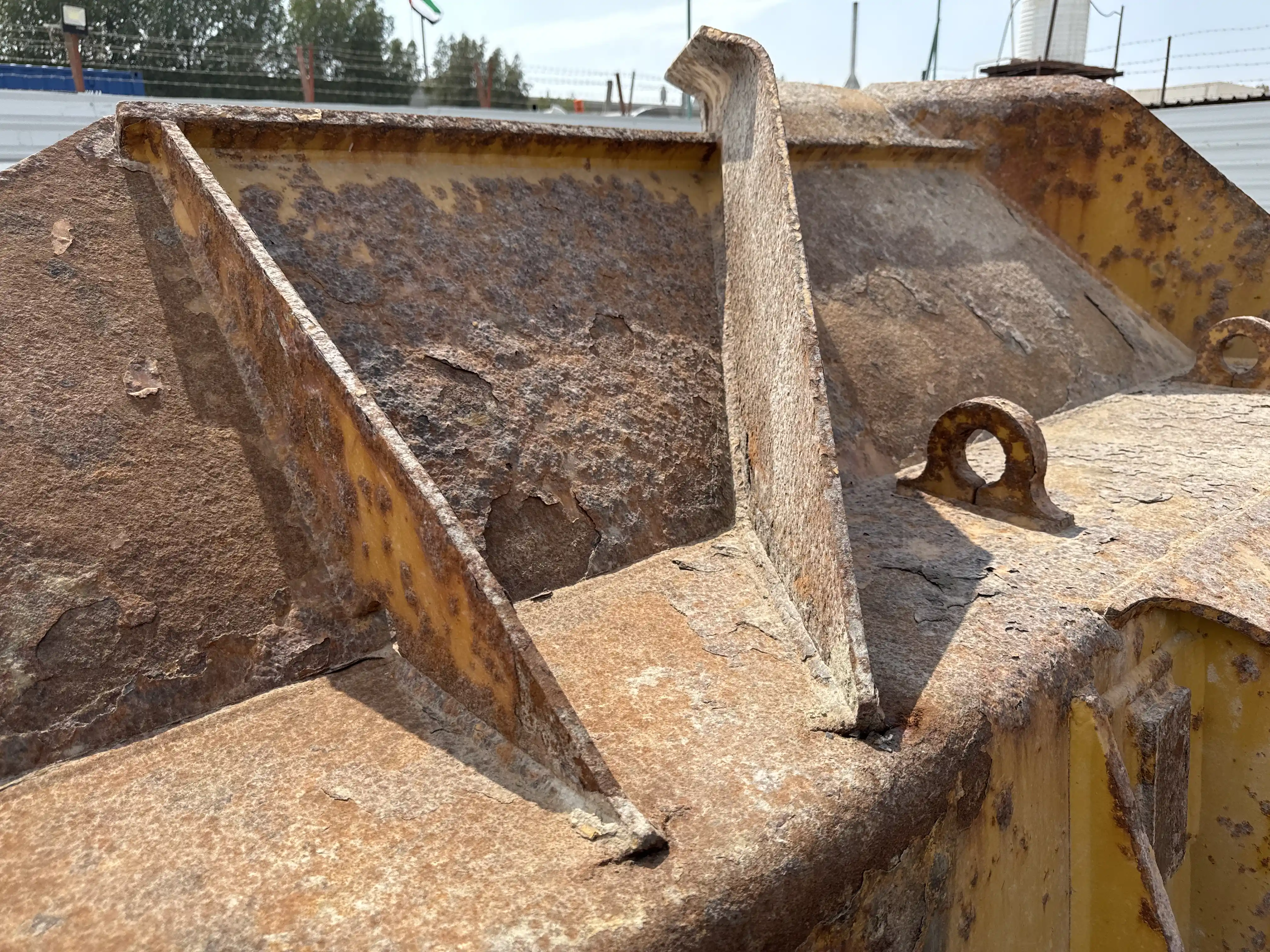 WHL-002-Cat-966L-wheel-loader-inspection-attachments-loader-bucket-condition-4