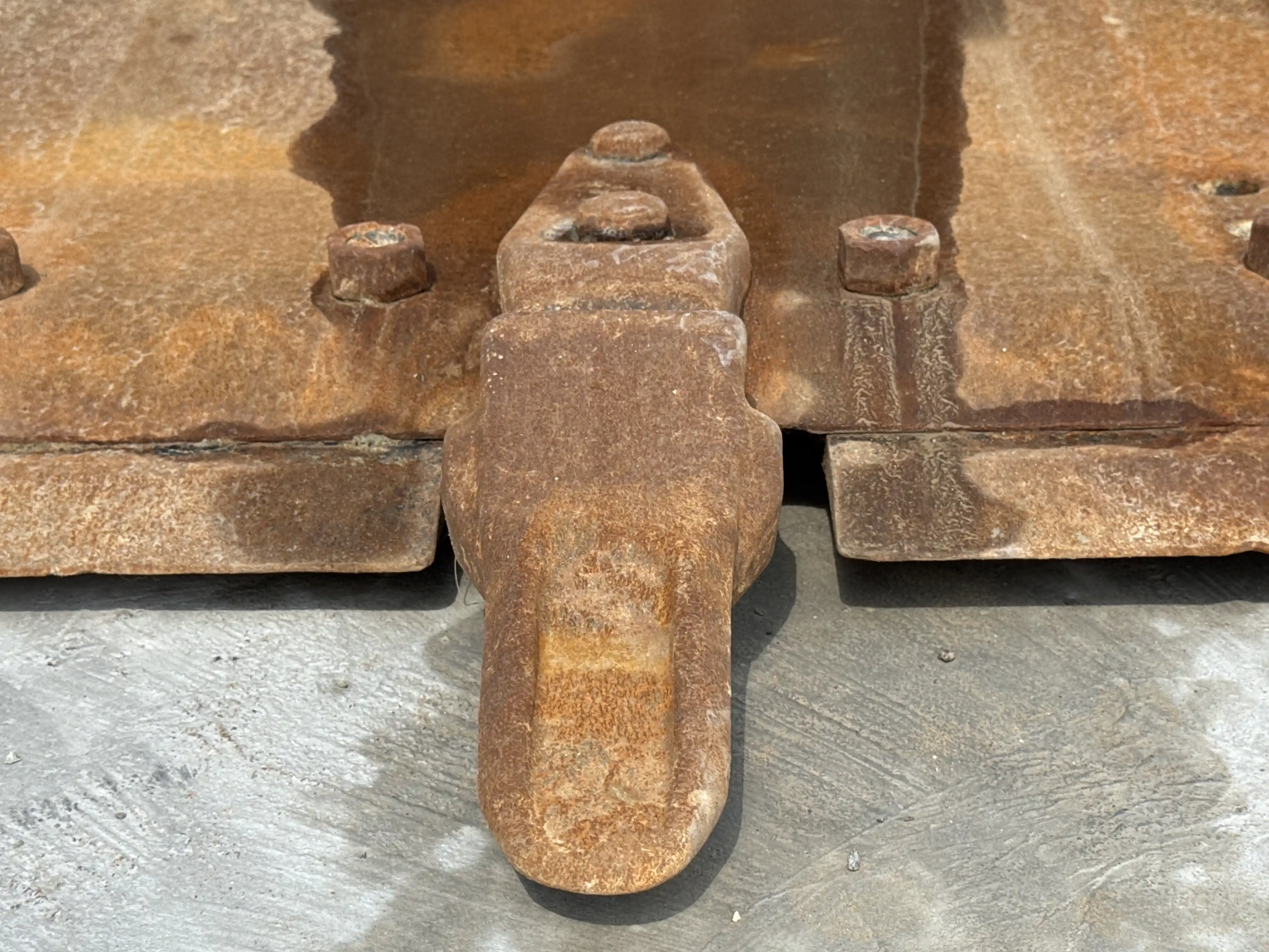 WHL-002-Cat-966L-wheel-loader-inspection-attachments-loader-bucket-cutting-edge-teeth-1