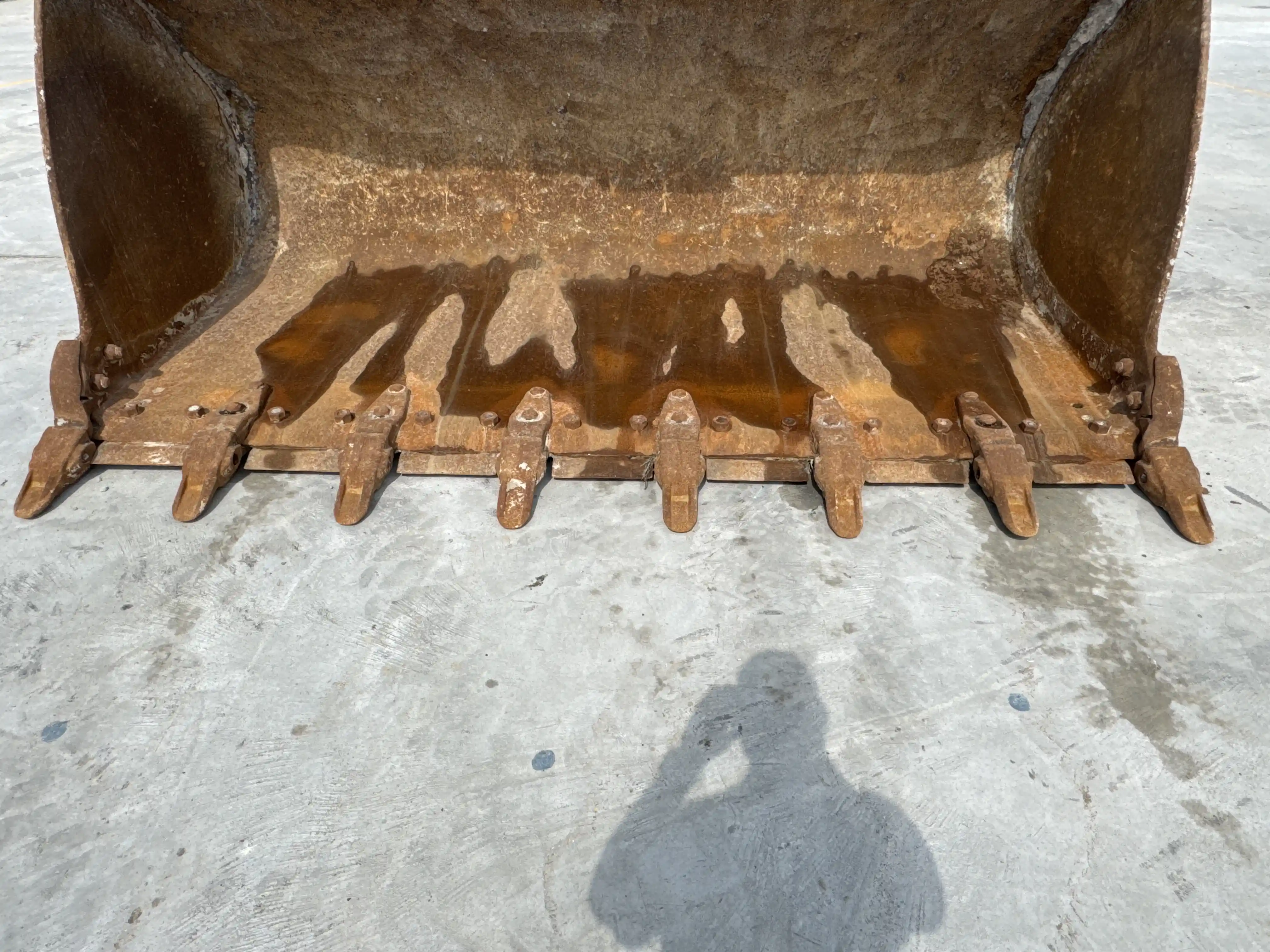 WHL-002-Cat-966L-wheel-loader-inspection-attachments-loader-bucket-cutting-edge-teeth-2