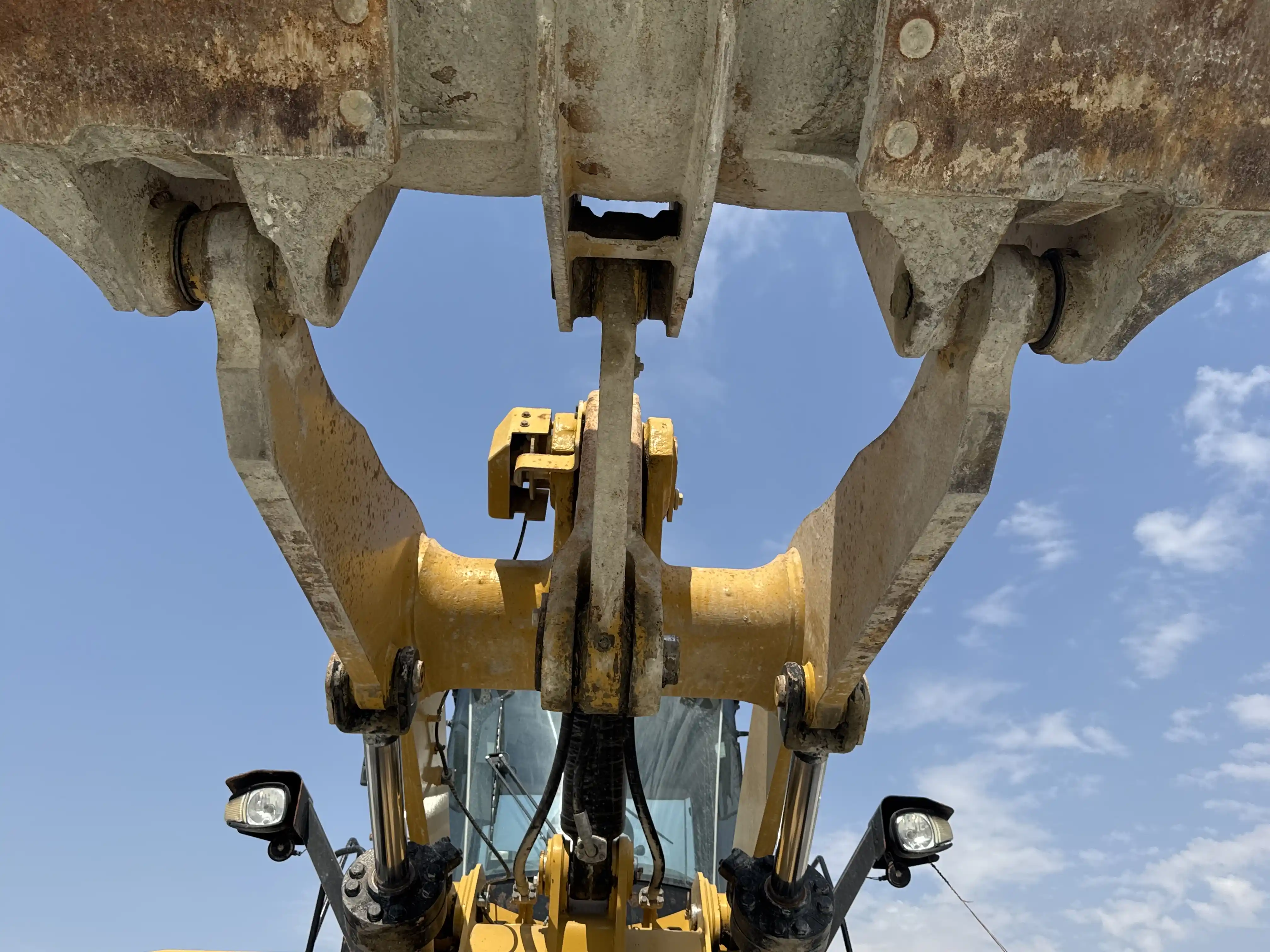 WHL-002-Cat-966L-wheel-loader-inspection-chassis-lift-arm-2