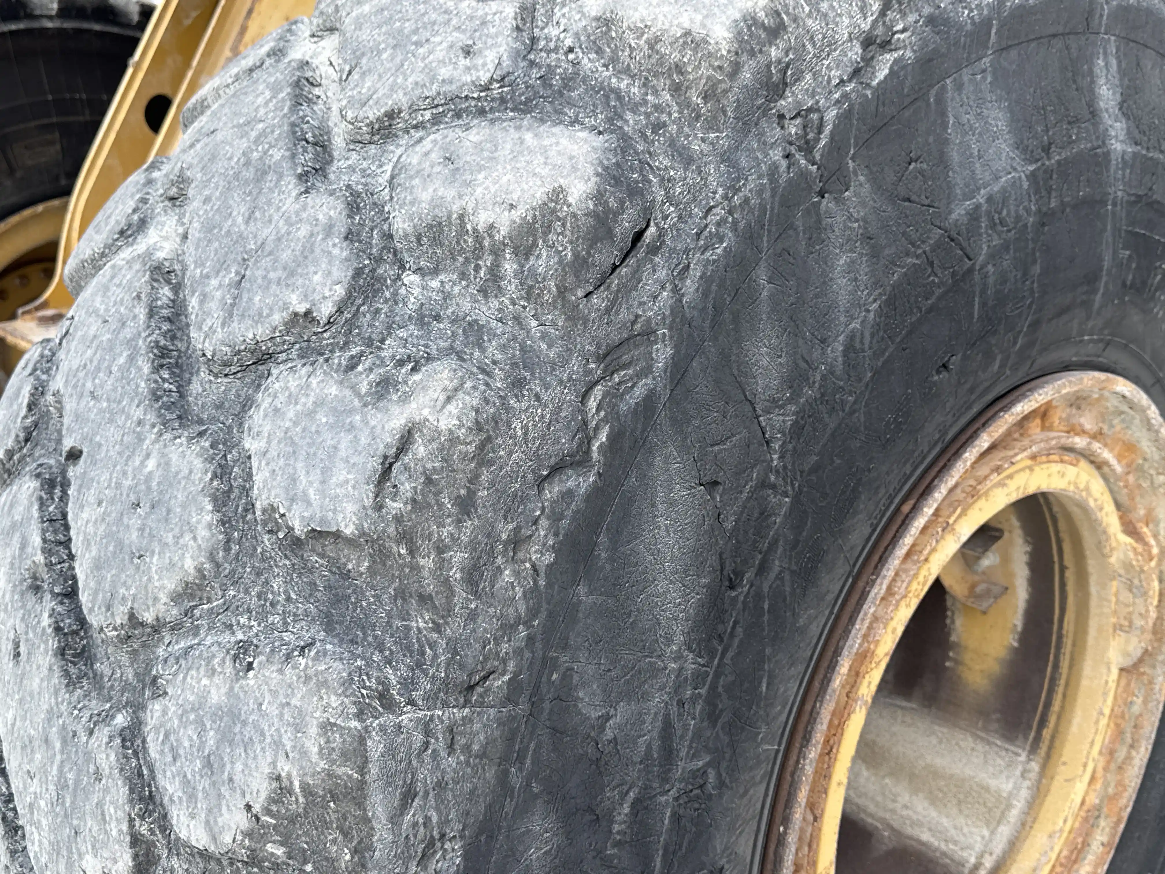 WHL-002-Cat-966L-wheel-loader-inspection-chassis-left-front-tire-wheel-hub-condition-3