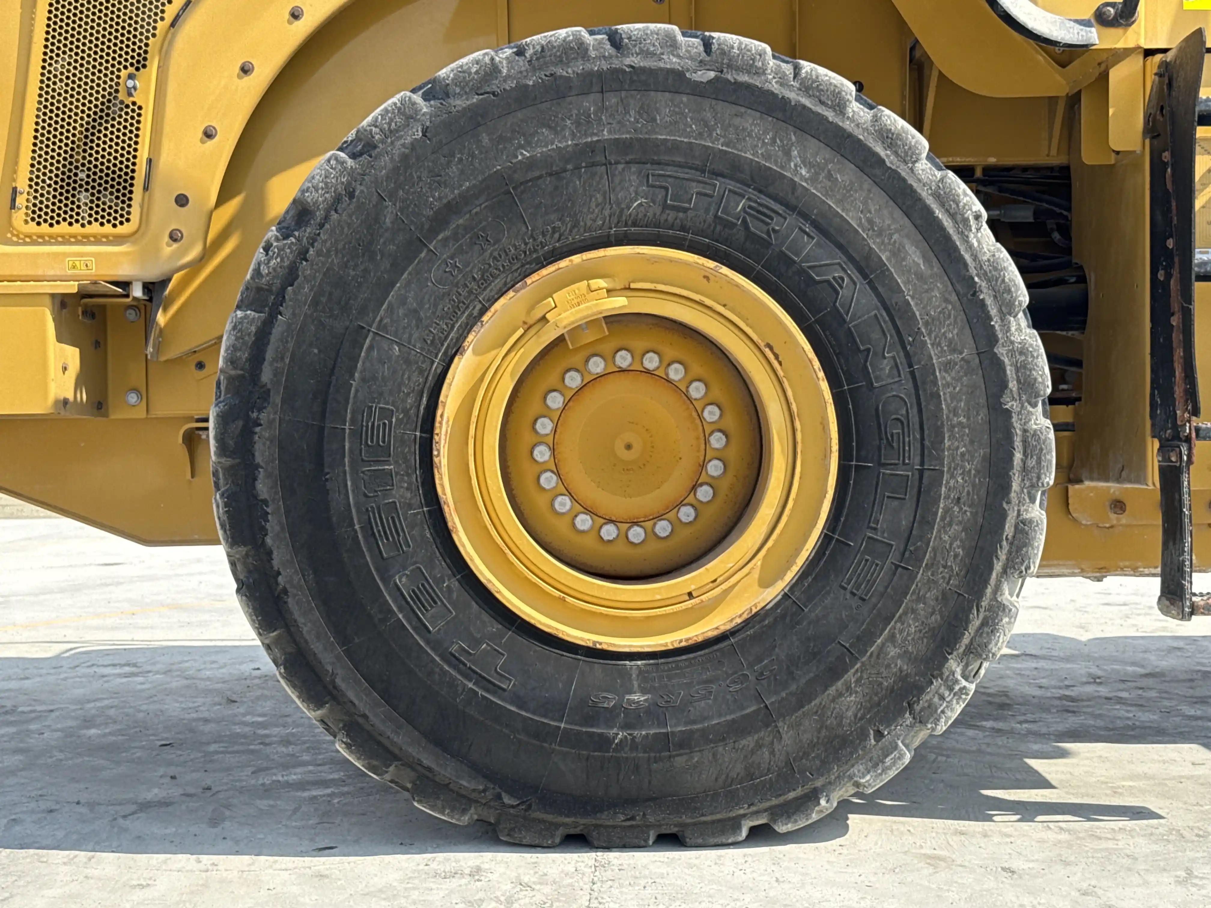 WHL-002-Cat-966L-wheel-loader-inspection-chassis-right-rear-tire-wheel-hub-condition-1