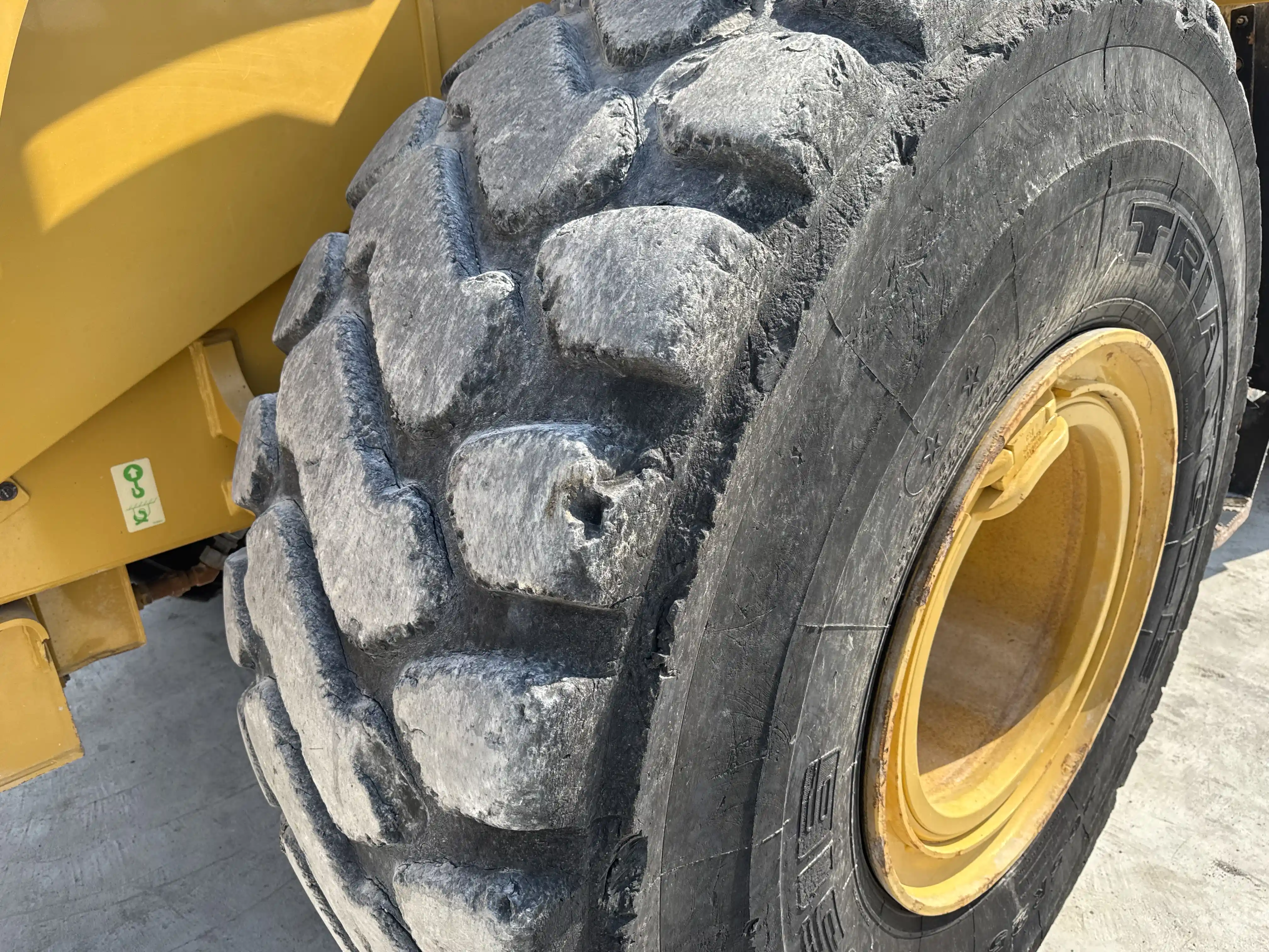 WHL-002-Cat-966L-wheel-loader-inspection-chassis-right-rear-tire-wheel-hub-condition-3