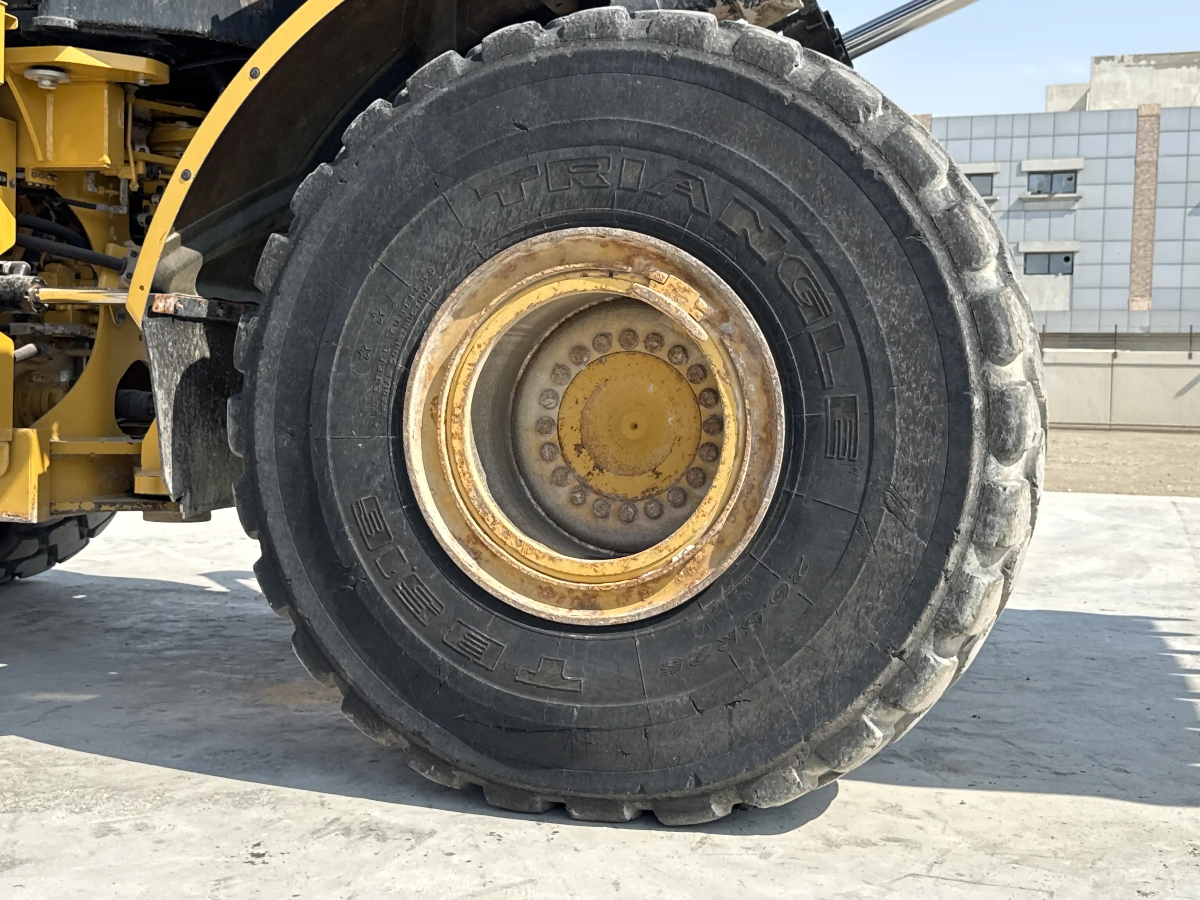 WHL-002-Cat-966L-wheel-loader-inspection-chassis-right-front-tire-wheel-hub-condition-1