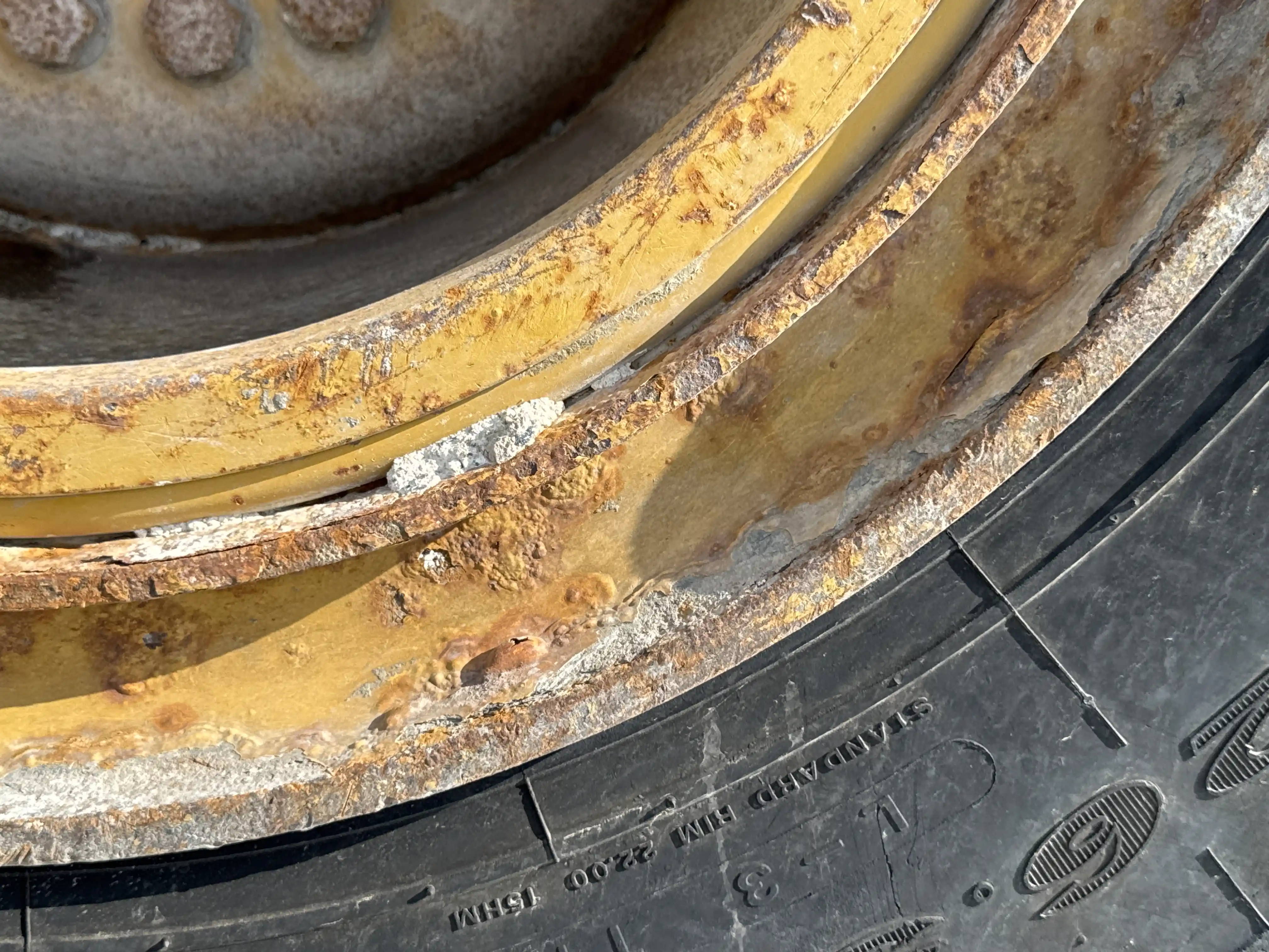WHL-002-Cat-966L-wheel-loader-inspection-chassis-right-front-tire-wheel-hub-condition-2