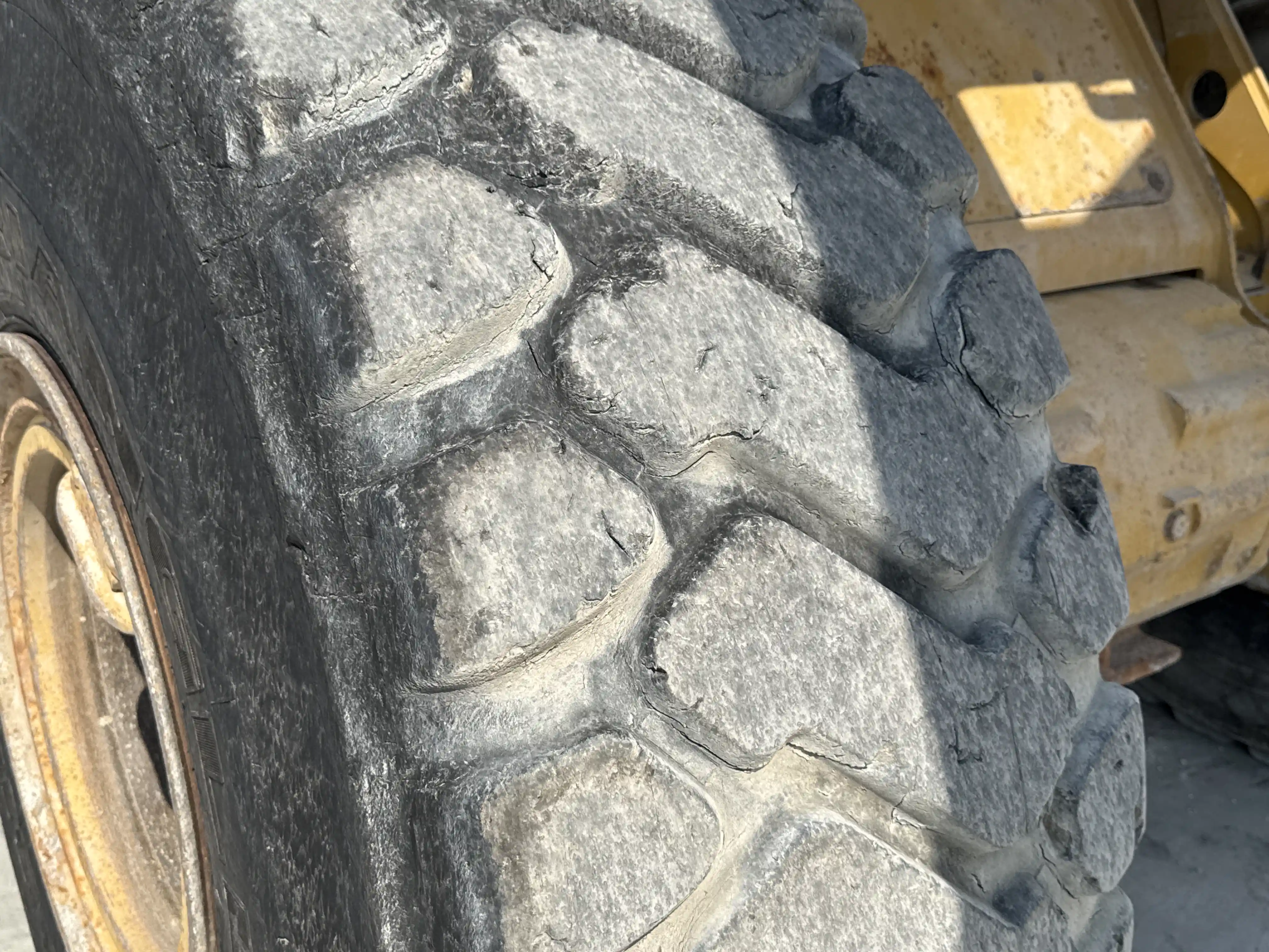 WHL-002-Cat-966L-wheel-loader-inspection-chassis-right-front-tire-wheel-hub-condition-3