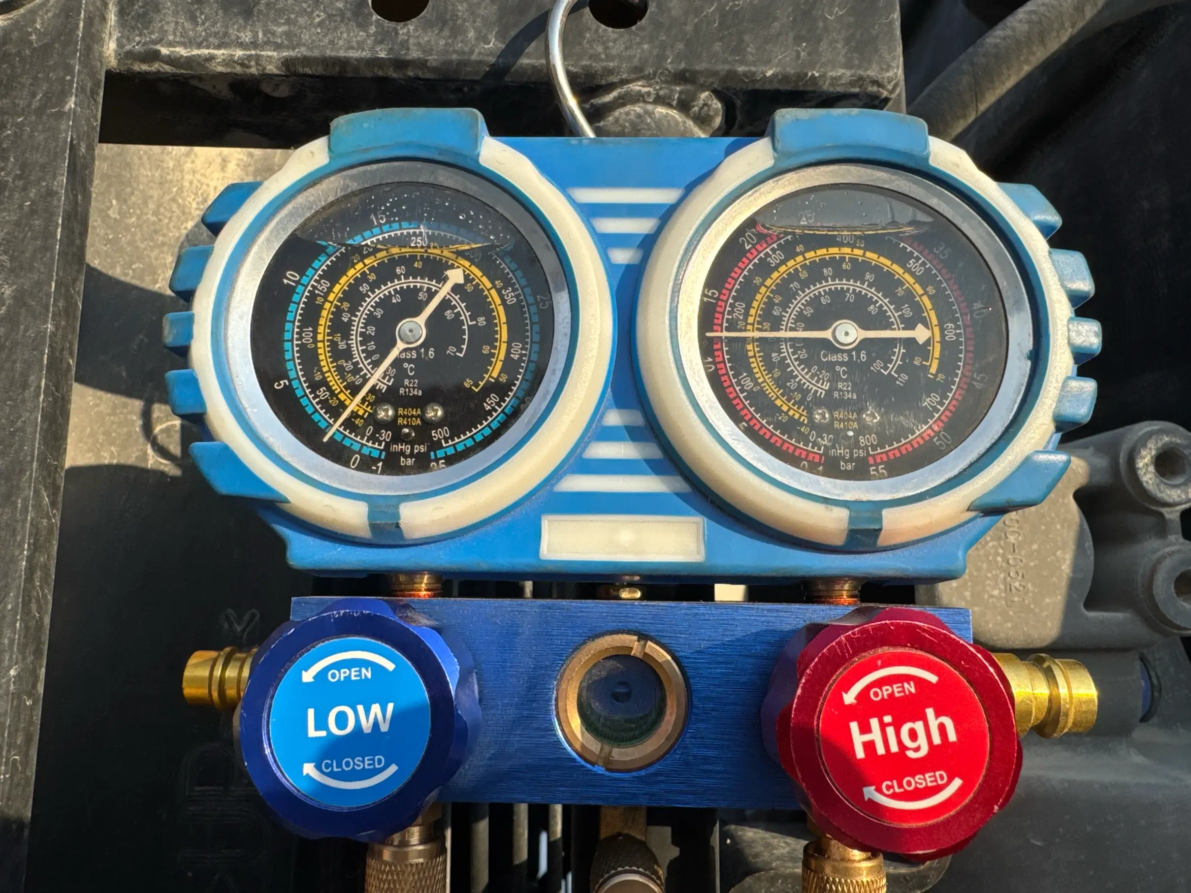 WHL-002-Cat-966L-wheel-loader-inspection-air-conditioning-AC-compressor-3