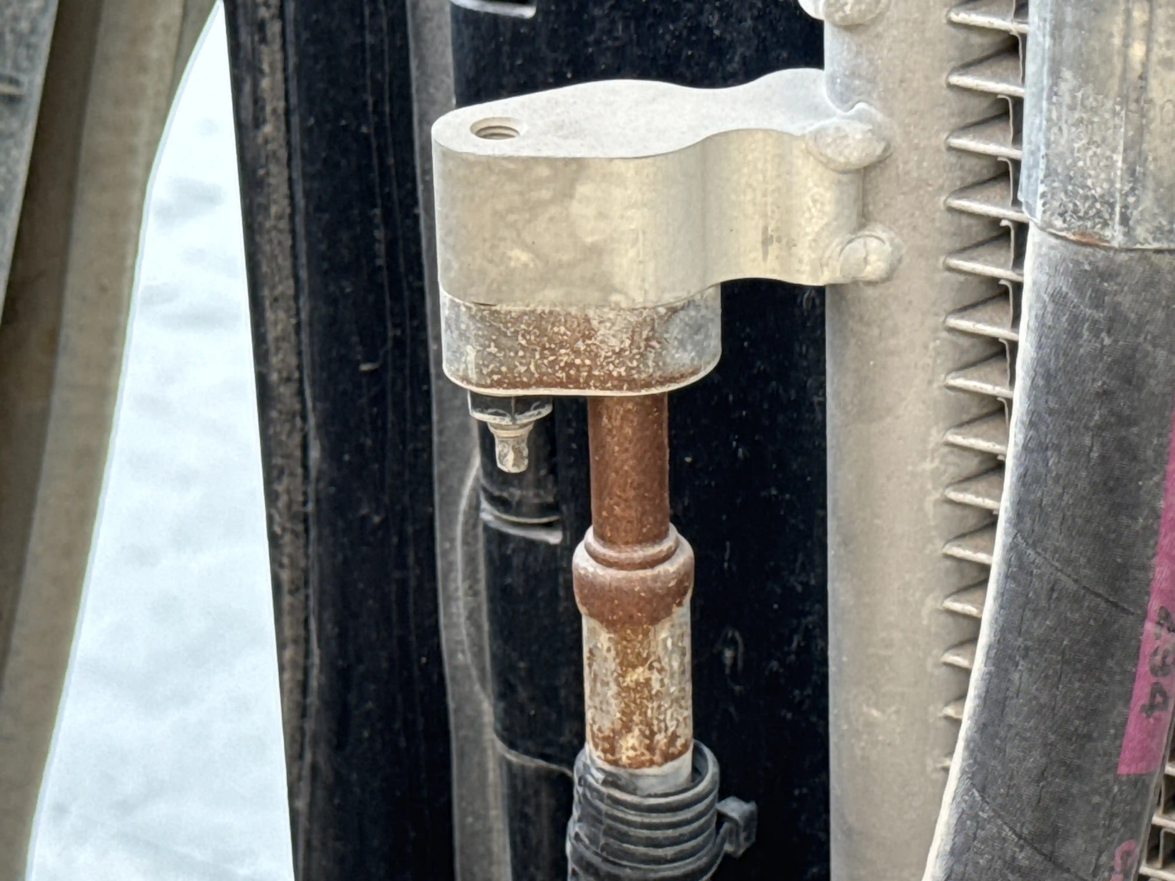 WHL-002-Cat-966L-wheel-loader-inspection-air-conditioning-refrigerant-lines-2