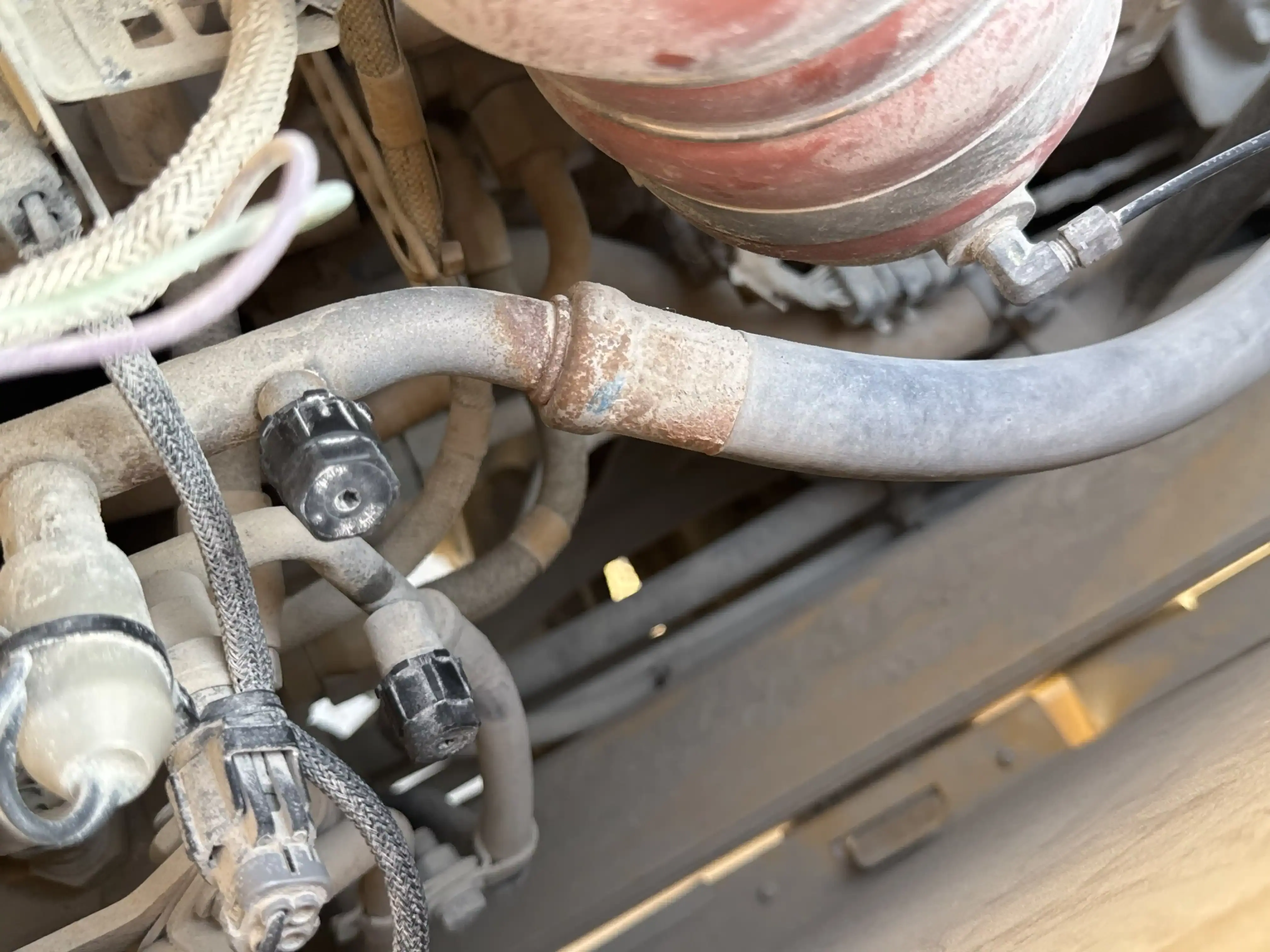 WHL-002-Cat-966L-wheel-loader-inspection-air-conditioning-refrigerant-lines-1
