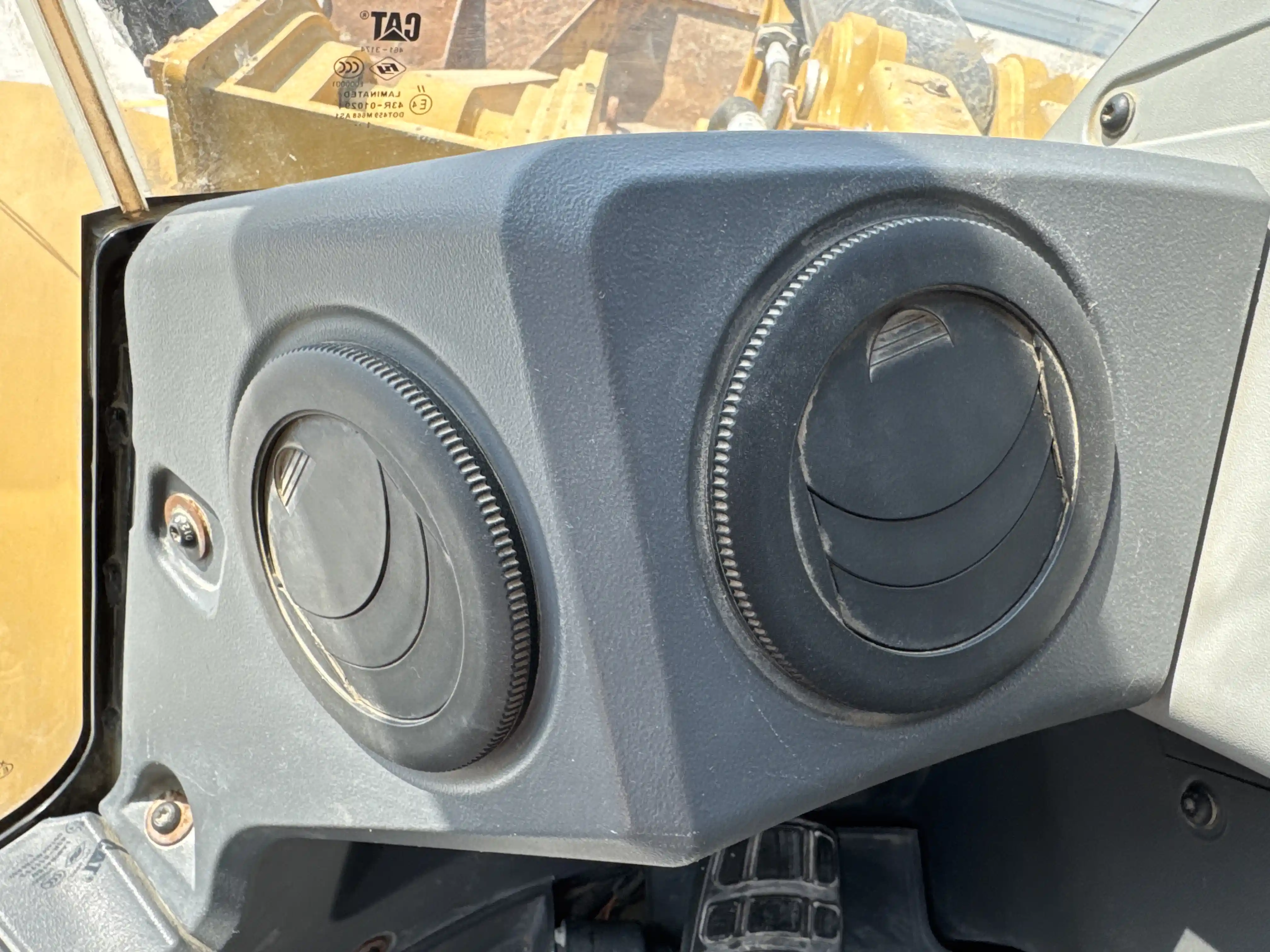 WHL-002-Cat-966L-wheel-loader-inspection-air-conditioning-vents-and-air-flow-1