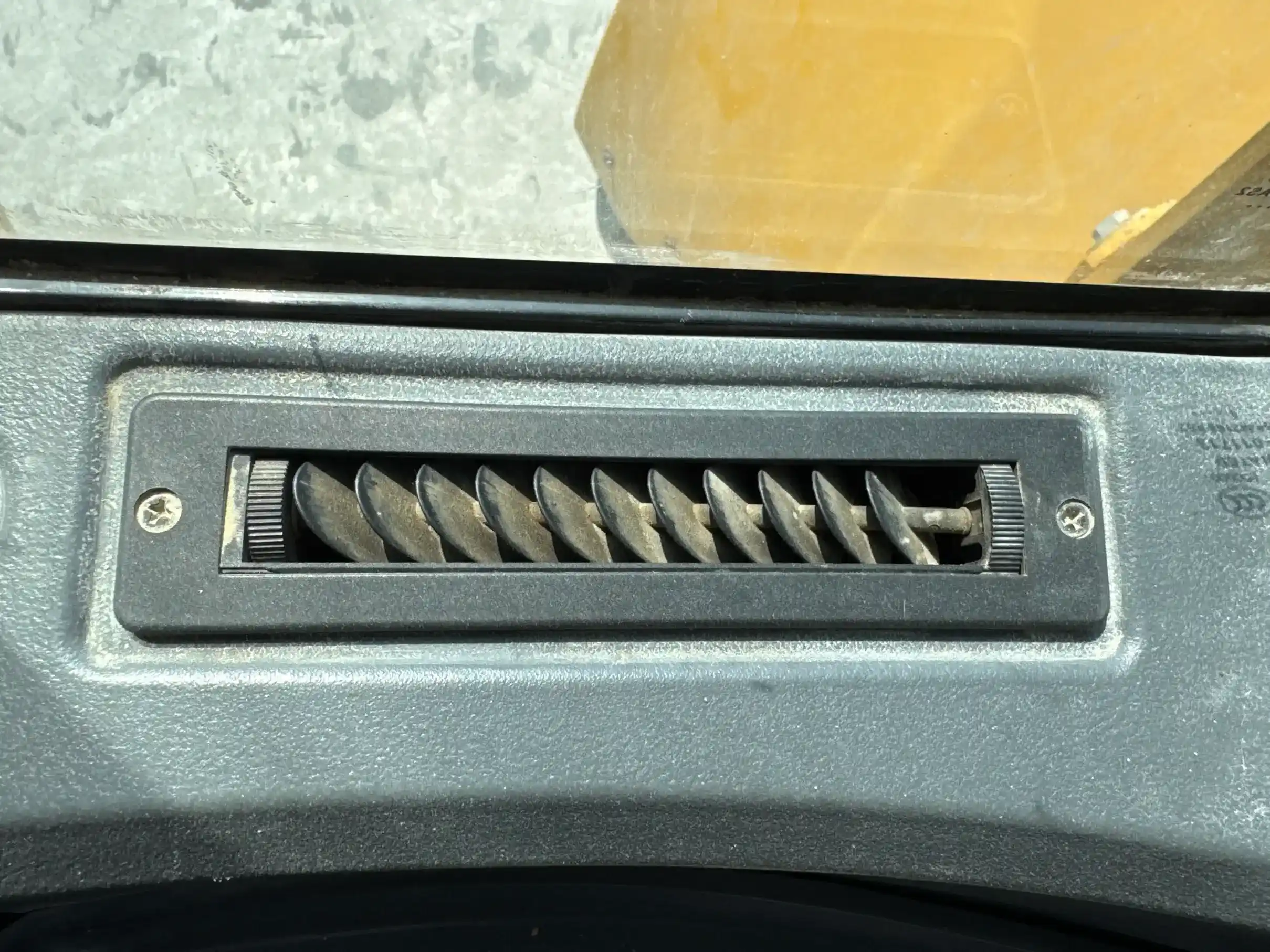 WHL-002-Cat-966L-wheel-loader-inspection-air-conditioning-vents-and-air-flow-3