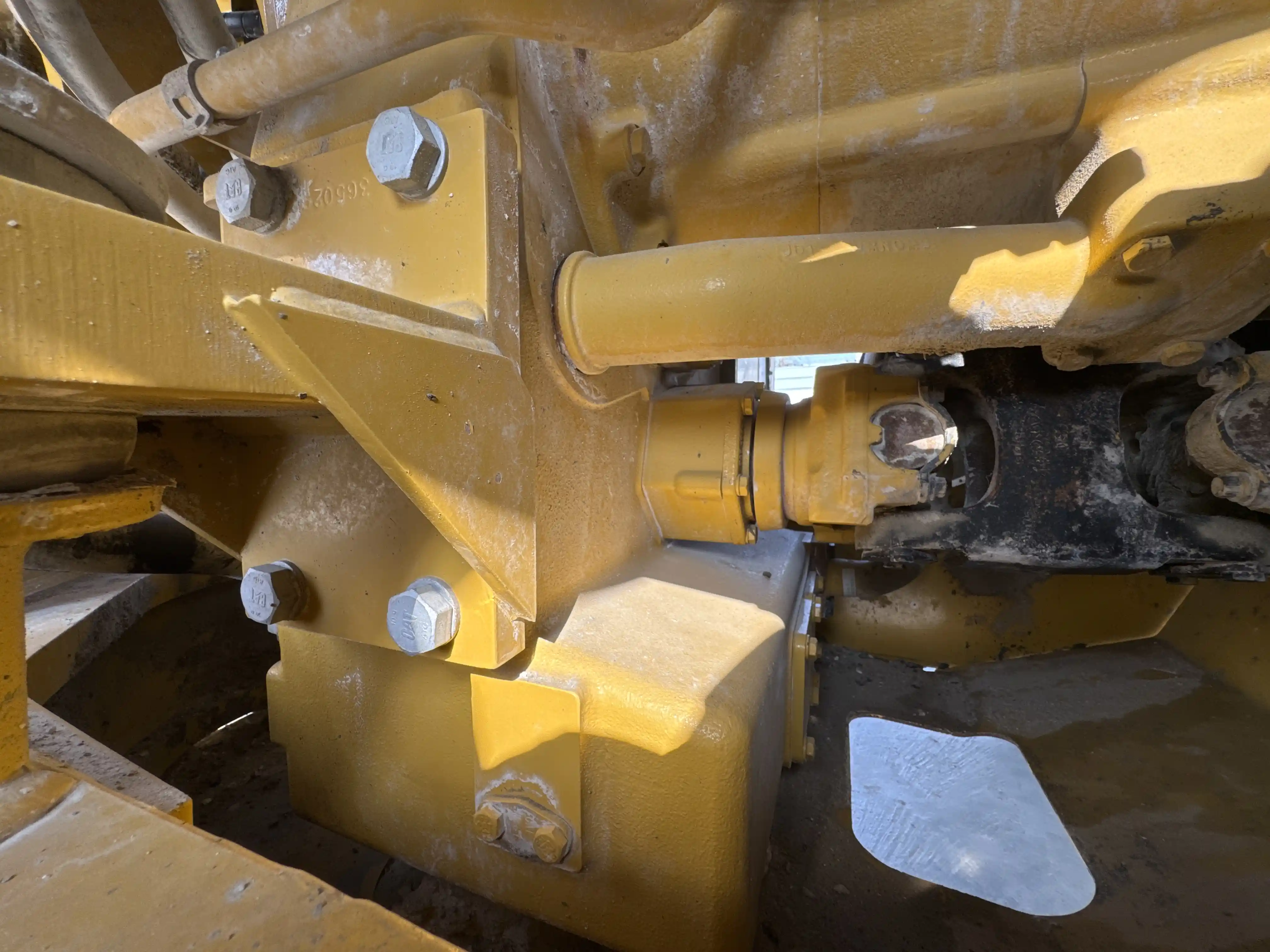 WHL-002-Cat-966L-wheel-loader-inspection-drive-system-transmission-case-1