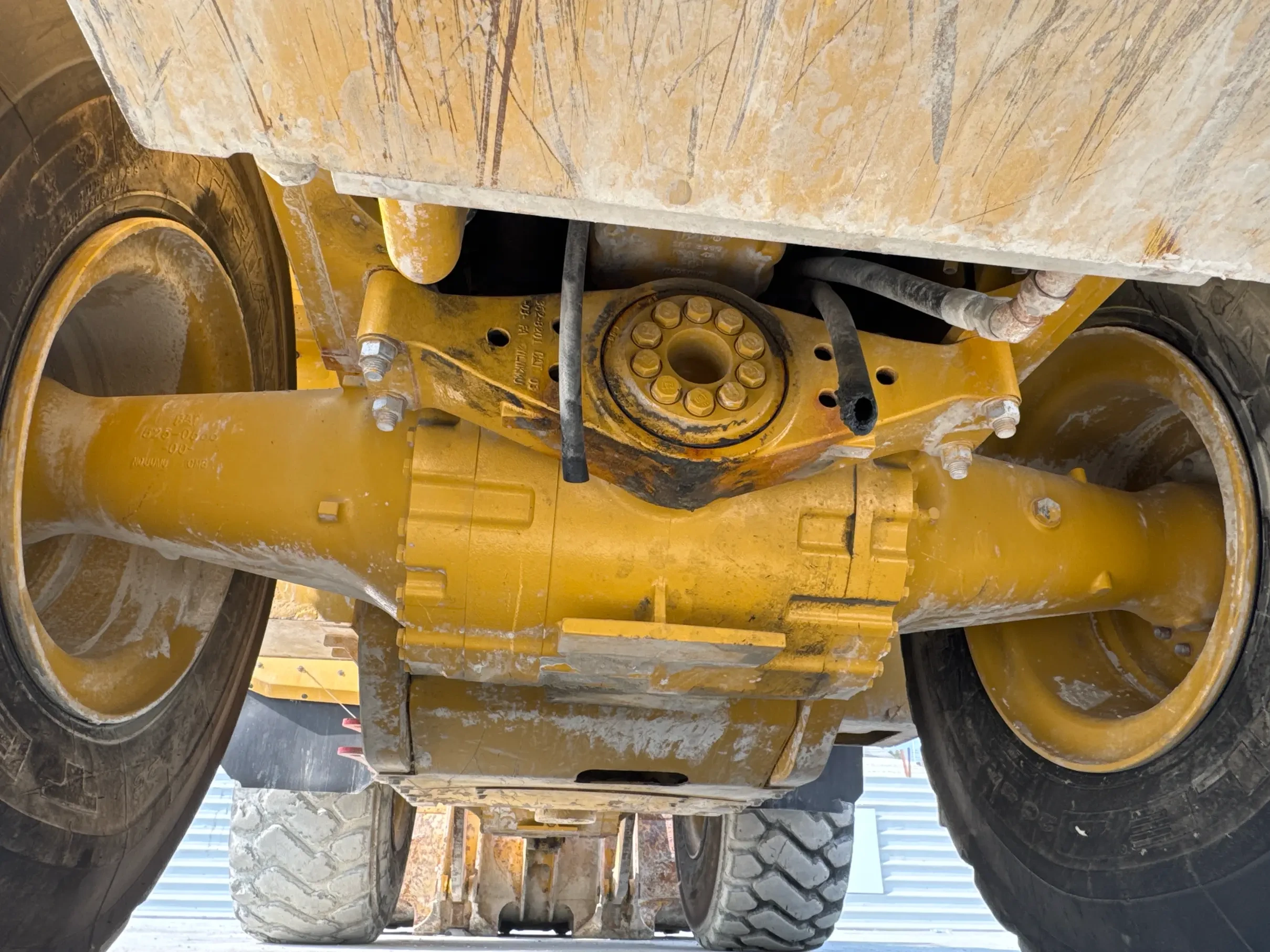 WHL-002-Cat-966L-wheel-loader-inspection-drive-system-axle-housing-1