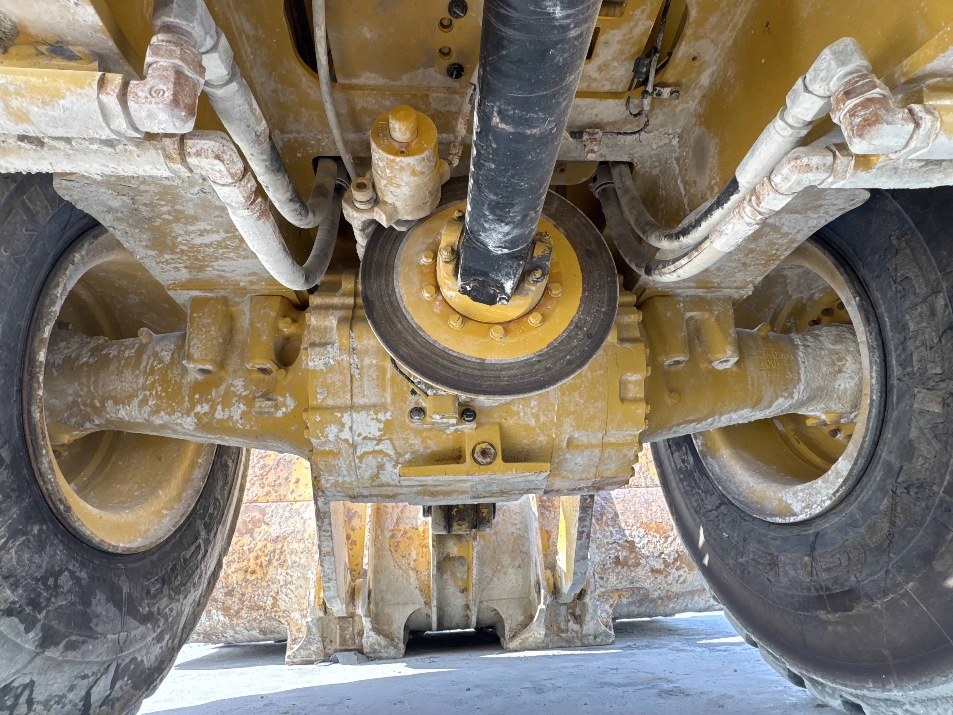 WHL-002-Cat-966L-wheel-loader-inspection-drive-system-axle-housing-3