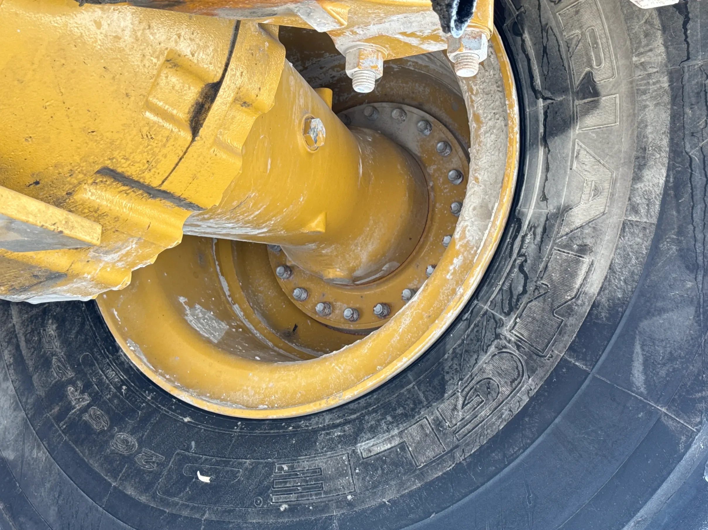 WHL-002-Cat-966L-wheel-loader-inspection-drive-system-axle-housing-4