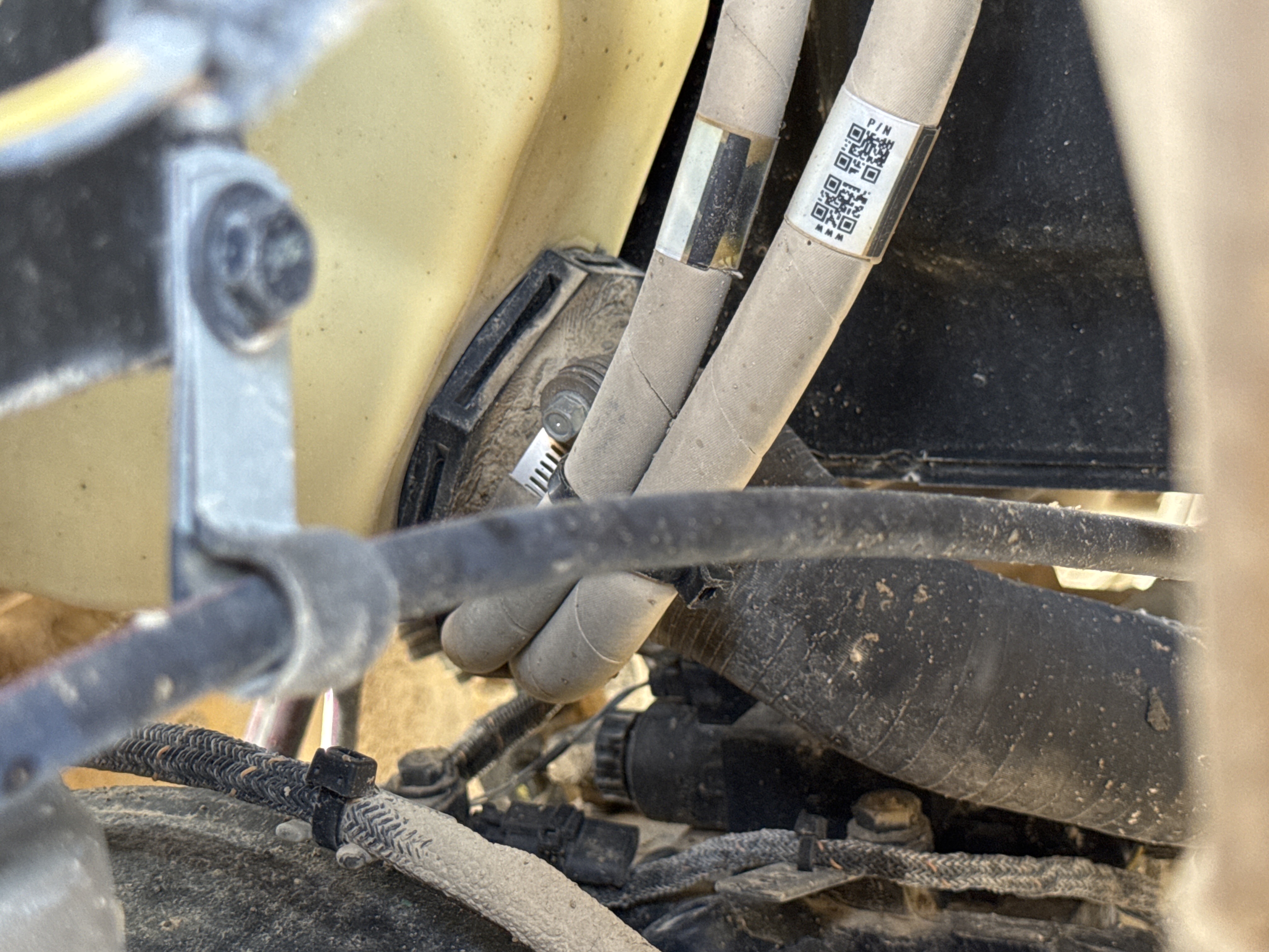 BHL-001-Cat-426F2-backhoe-loader-inspection-hydraulics-hydraulic-tank-2
