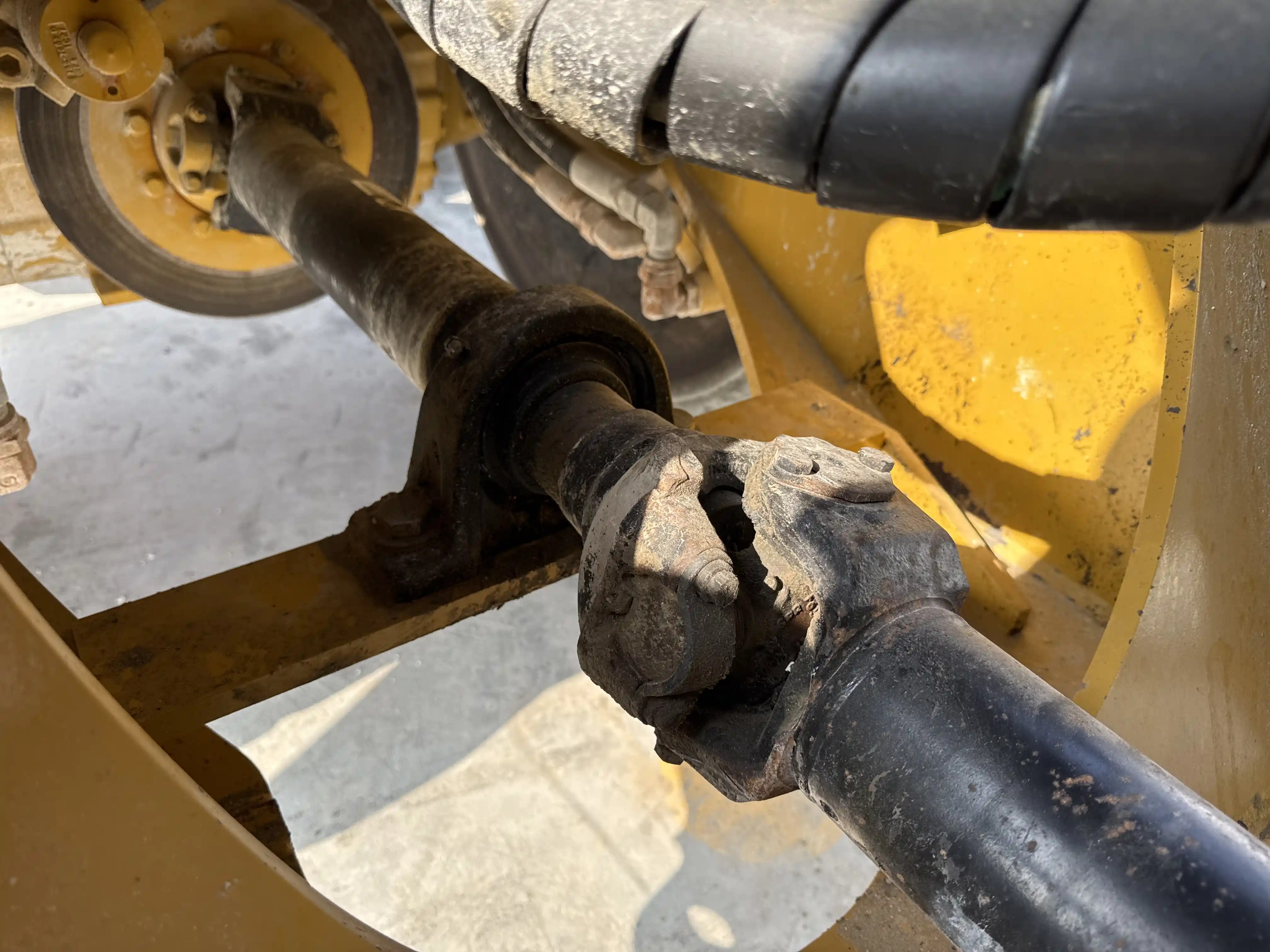 WHL-002-Cat-966L-wheel-loader-inspection-drive-system-propeller-shaft-1