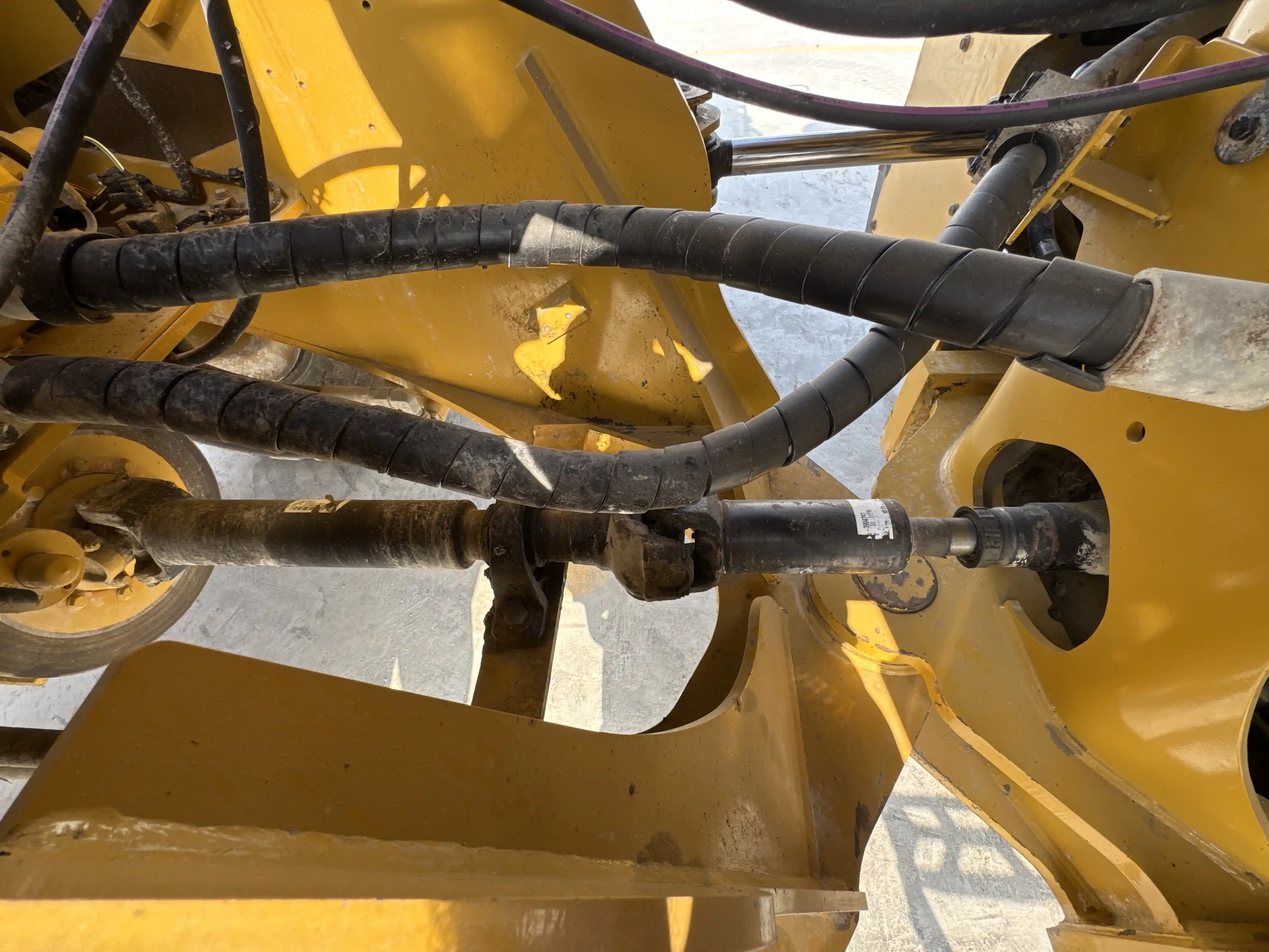 WHL-002-Cat-966L-wheel-loader-inspection-drive-system-propeller-shaft-2