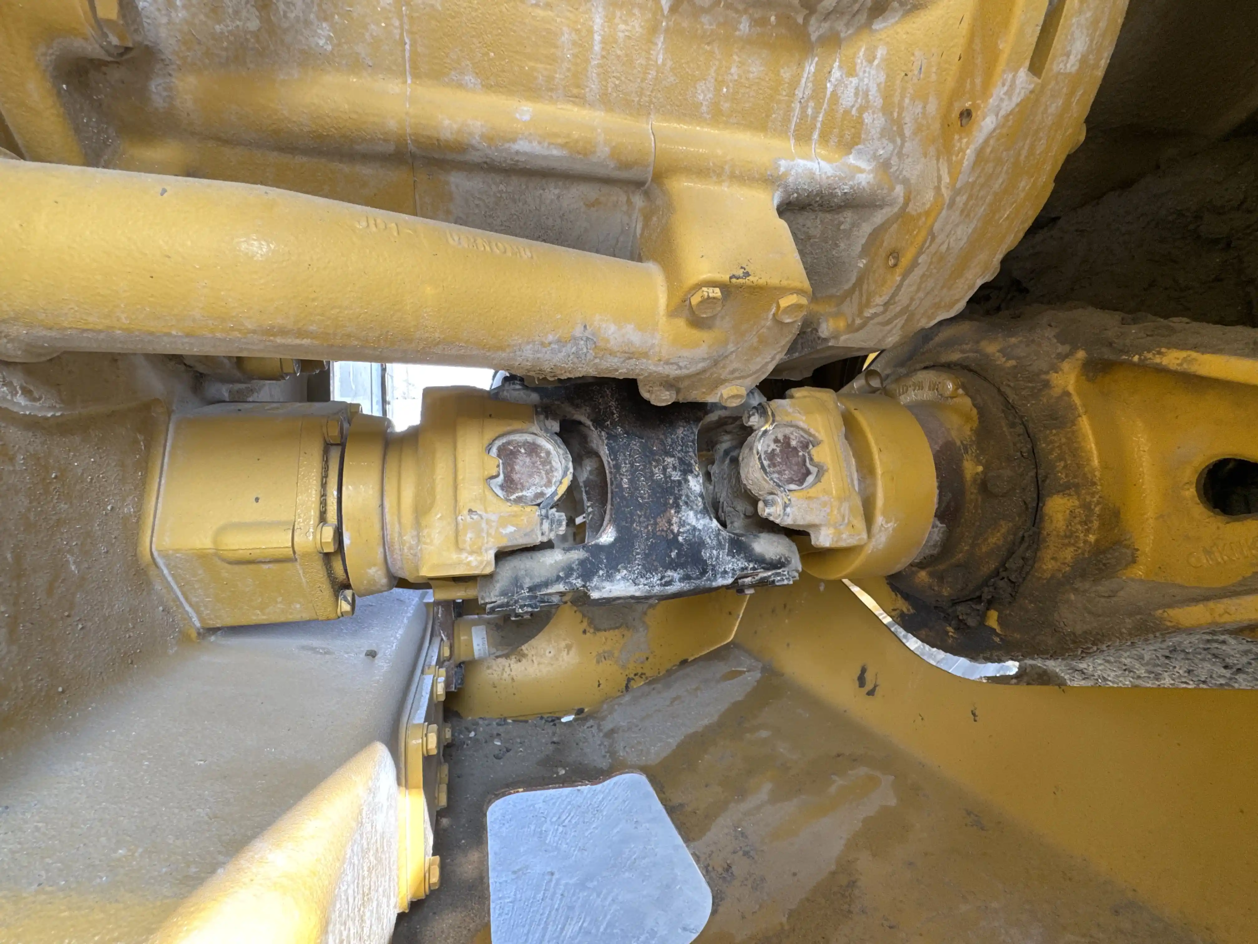 WHL-002-Cat-966L-wheel-loader-inspection-drive-system-propeller-shaft-3