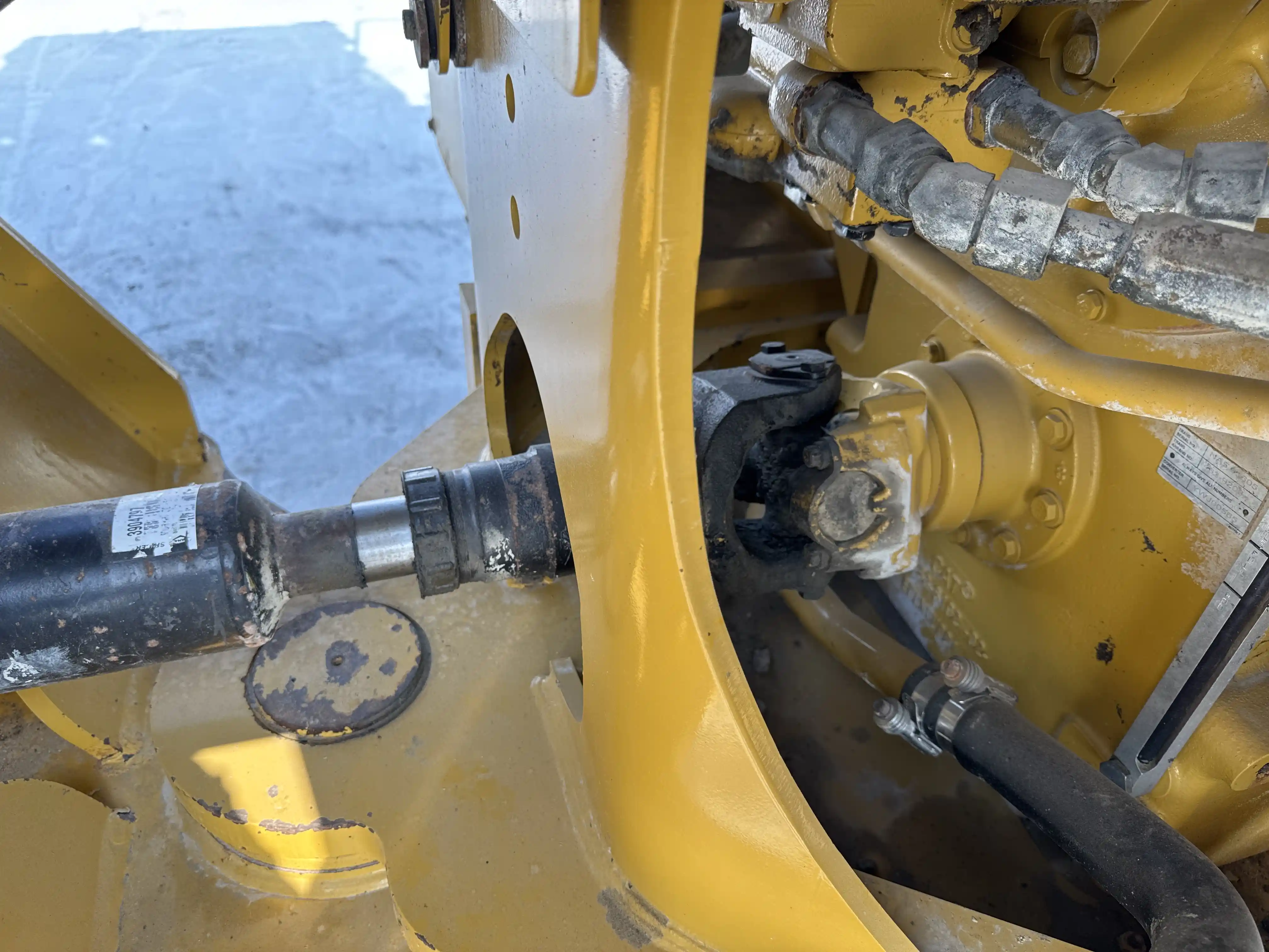 WHL-002-Cat-966L-wheel-loader-inspection-drive-system-propeller-shaft-4