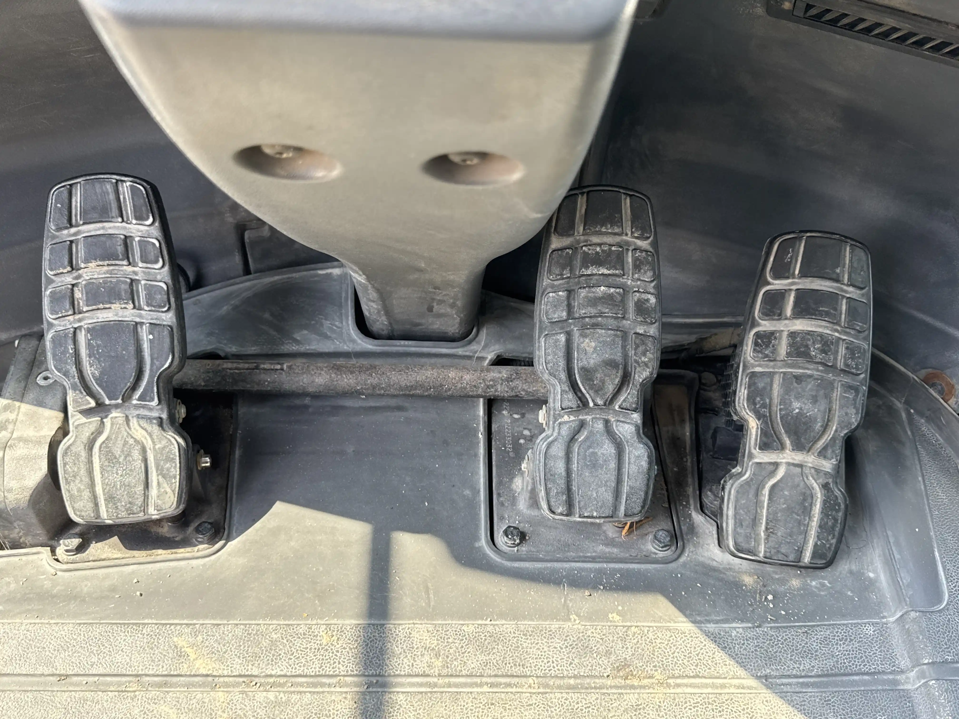 WHL-002-Cat-966L-wheel-loader-inspection-cabin-pedals-1