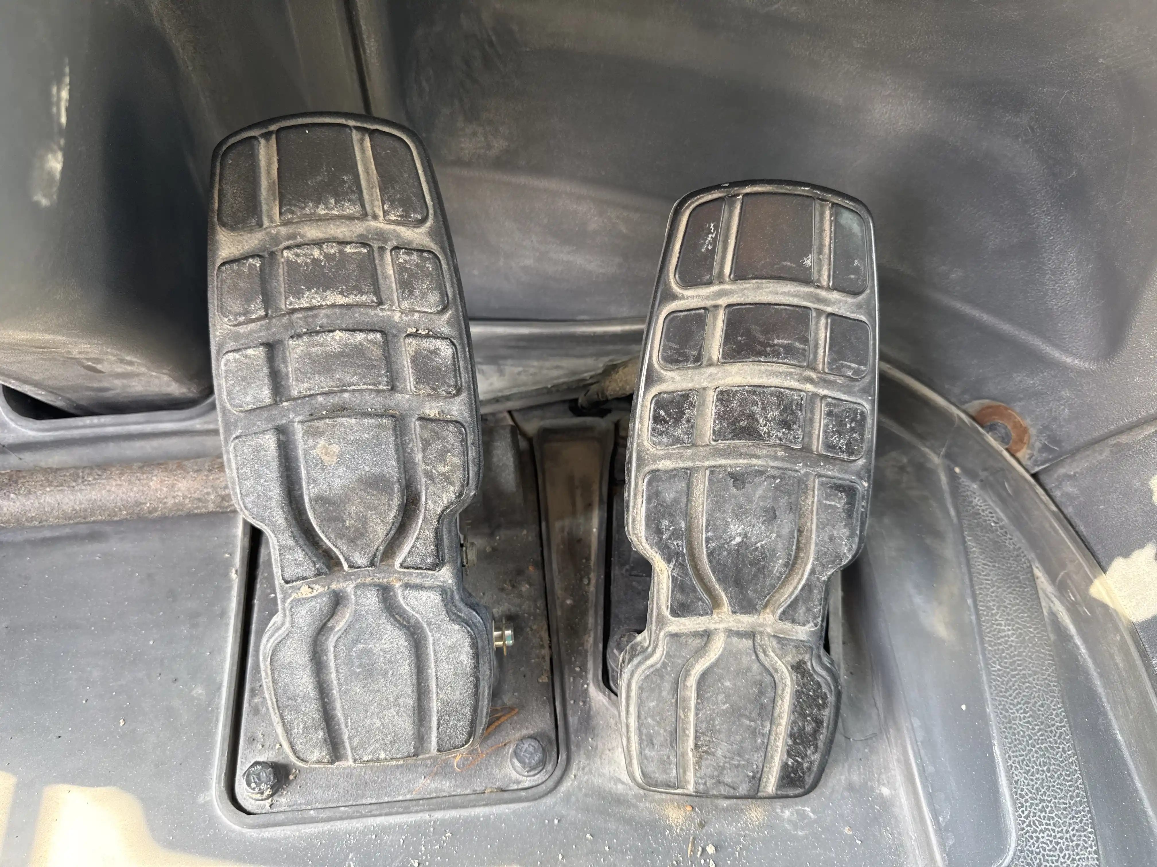 WHL-002-Cat-966L-wheel-loader-inspection-cabin-pedals-2