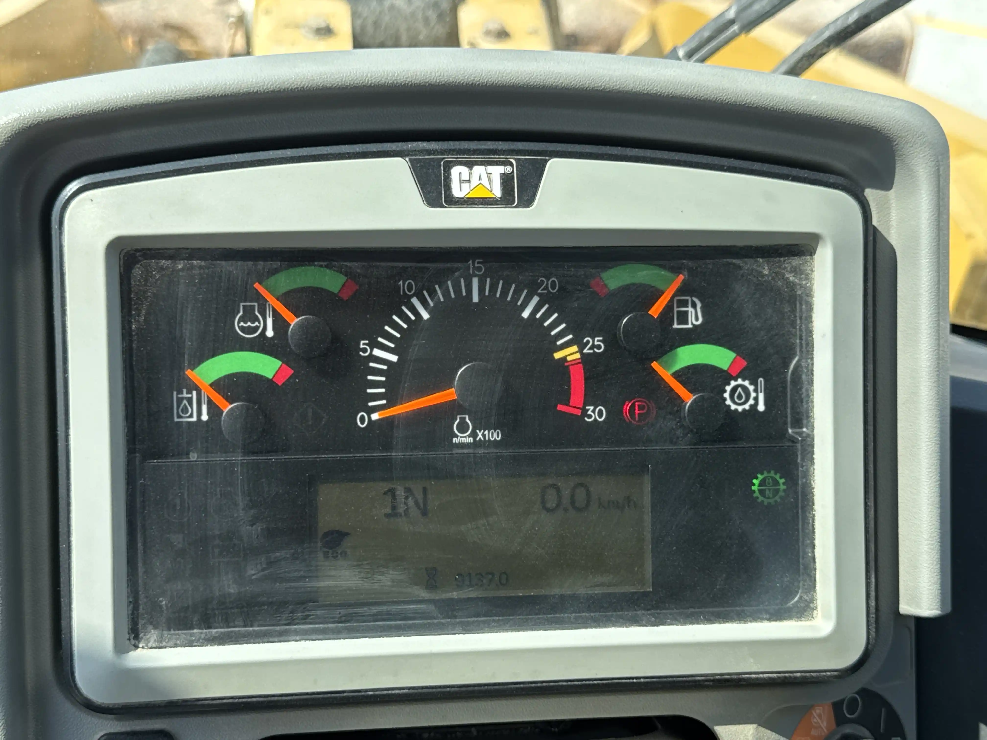 WHL-002-Cat-966L-wheel-loader-inspection-cabin-instrument-cluster-2