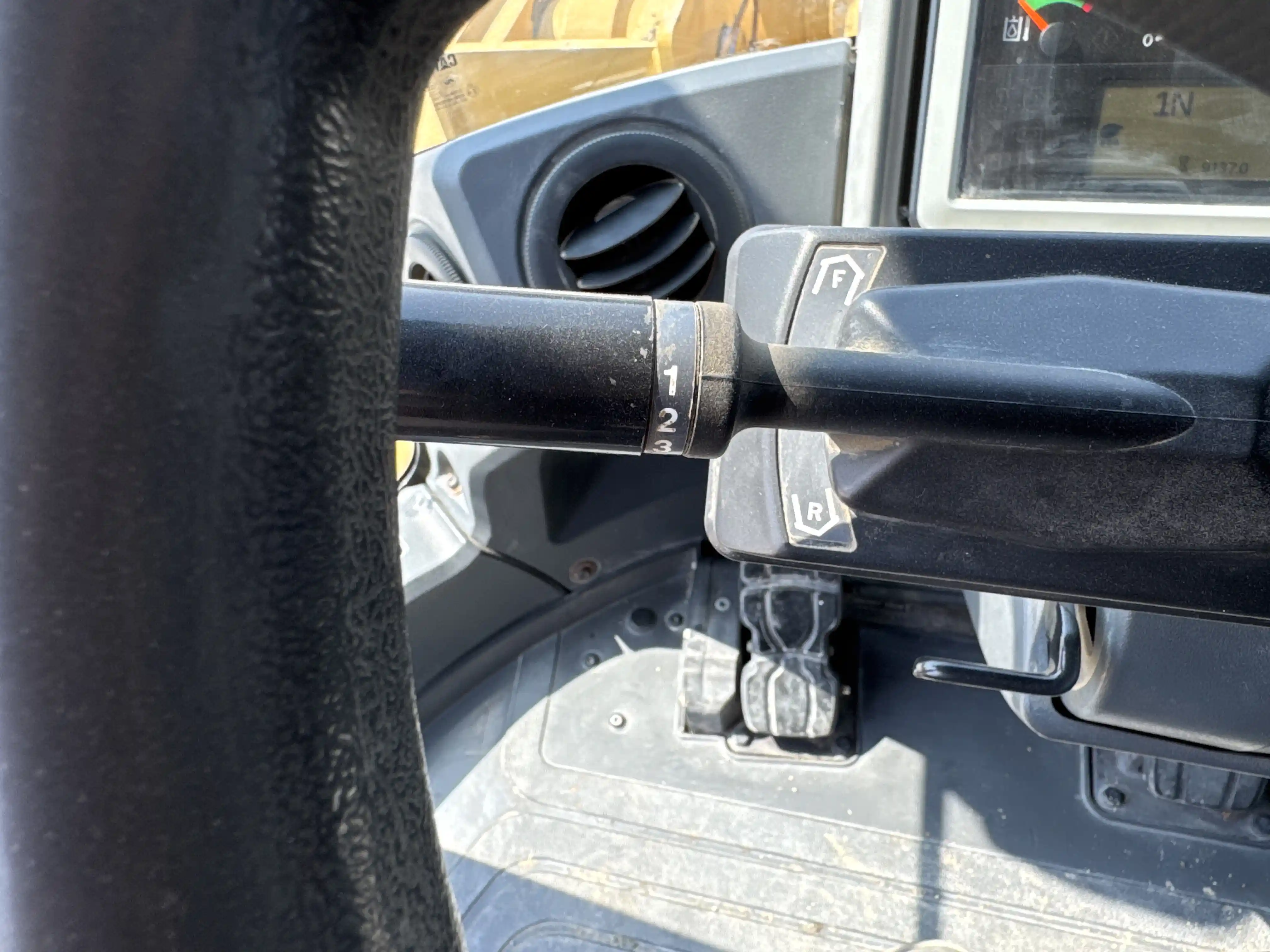WHL-002-Cat-966L-wheel-loader-inspection-cabin-electronic-instrument-board-2