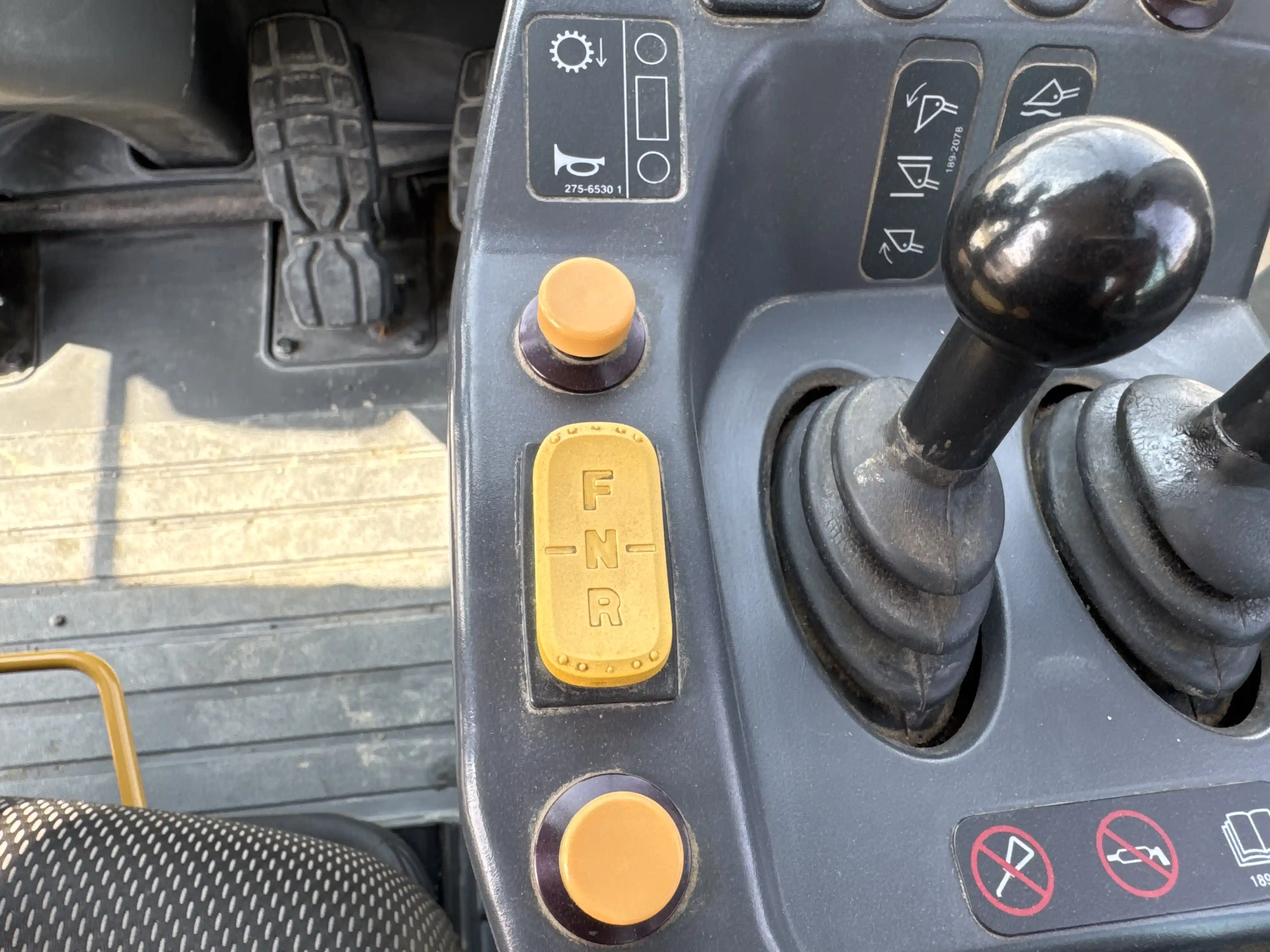 WHL-002-Cat-966L-wheel-loader-inspection-cabin-electronic-instrument-board-4
