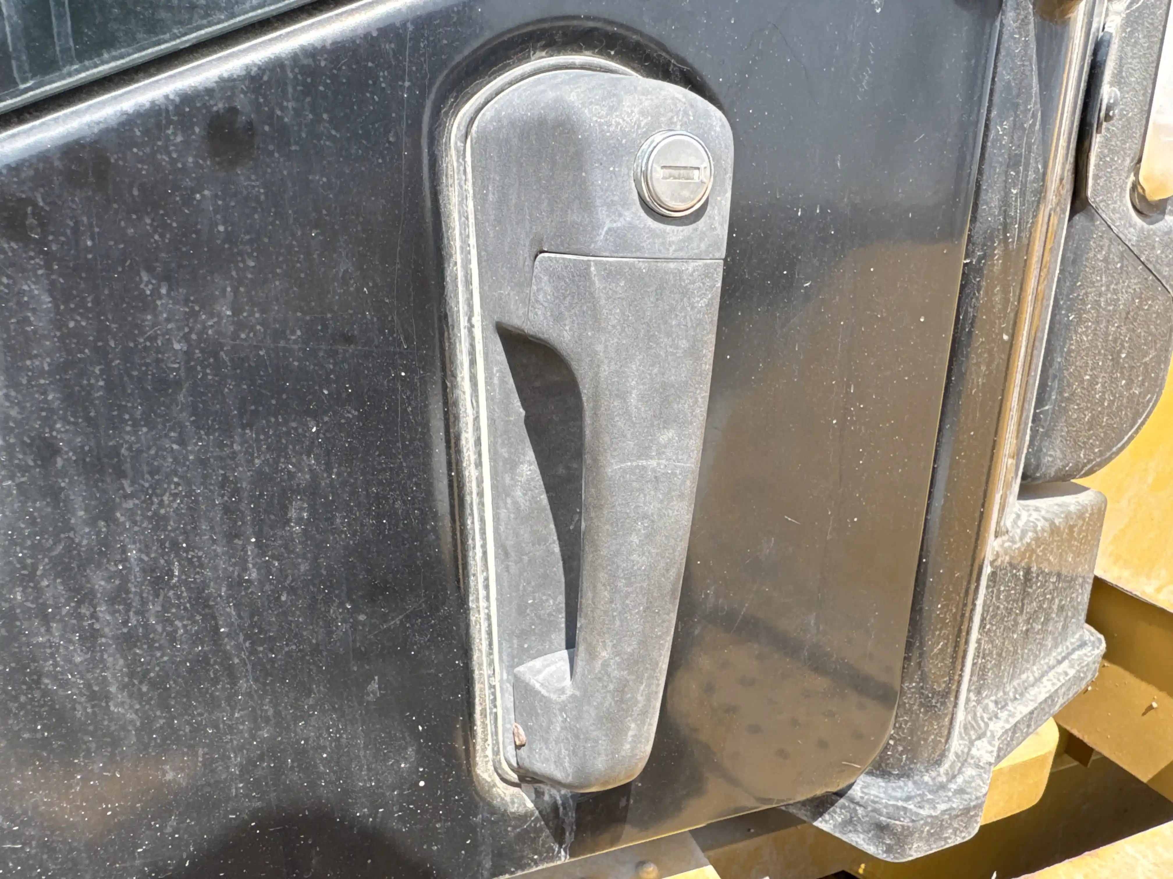 WHL-002-Cat-966L-wheel-loader-inspection-cabin-door-handles-2