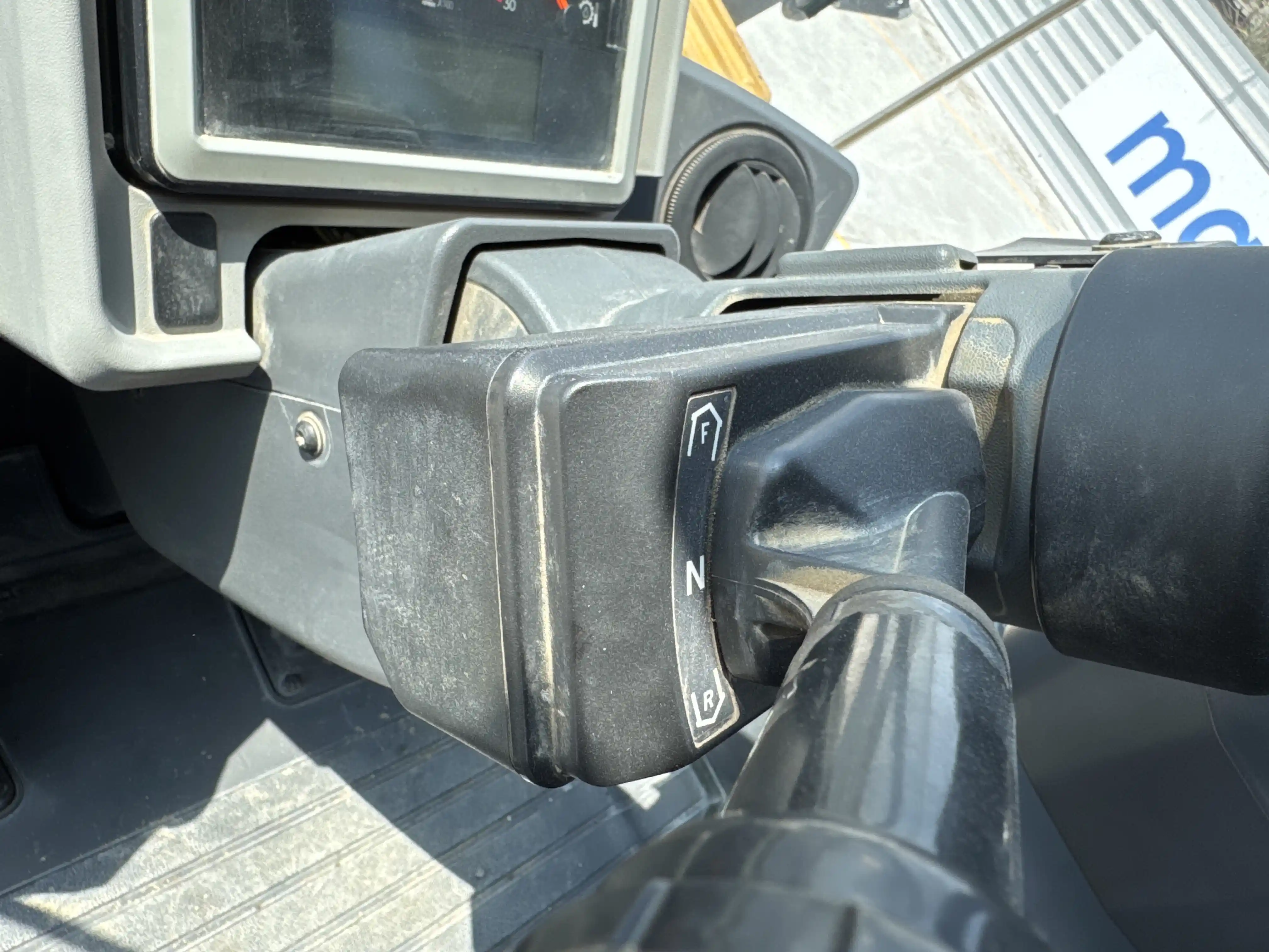 WHL-002-Cat-966L-wheel-loader-inspection-cabin-gear-lever-1