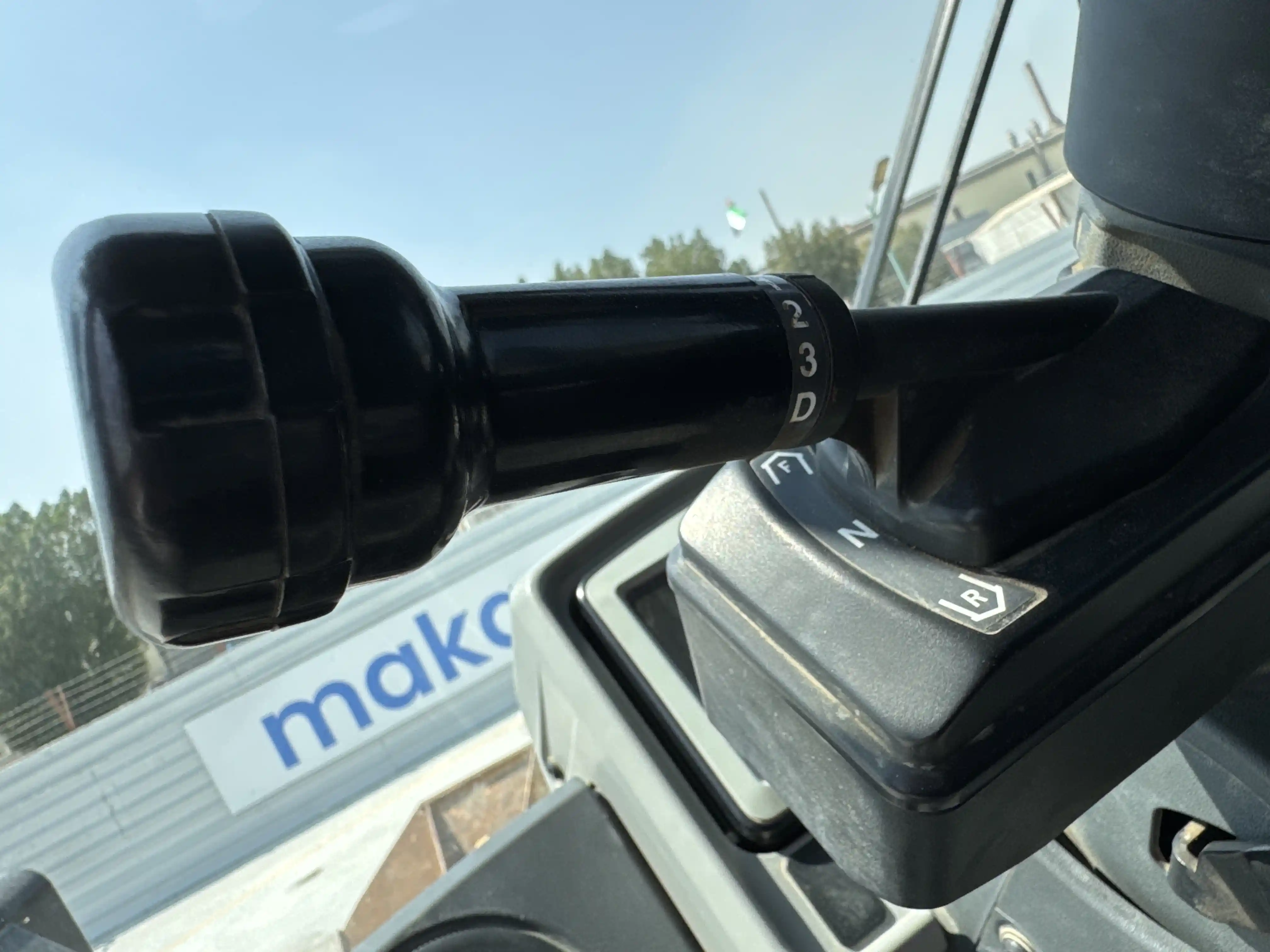 WHL-002-Cat-966L-wheel-loader-inspection-cabin-gear-lever-2