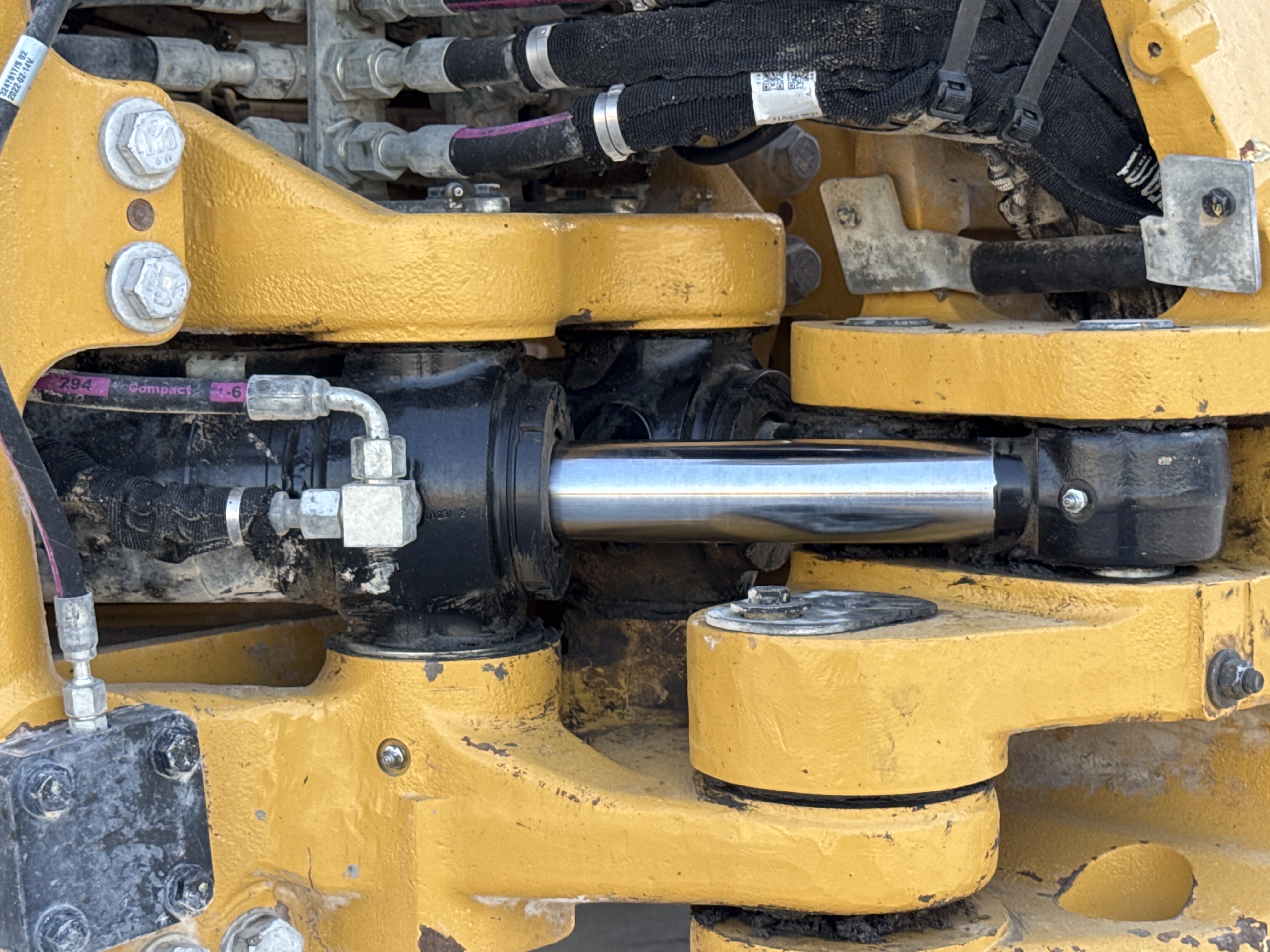 BHL-001-Cat-426F2-backhoe-loader-inspection-hydraulics-swing-cylinder-1