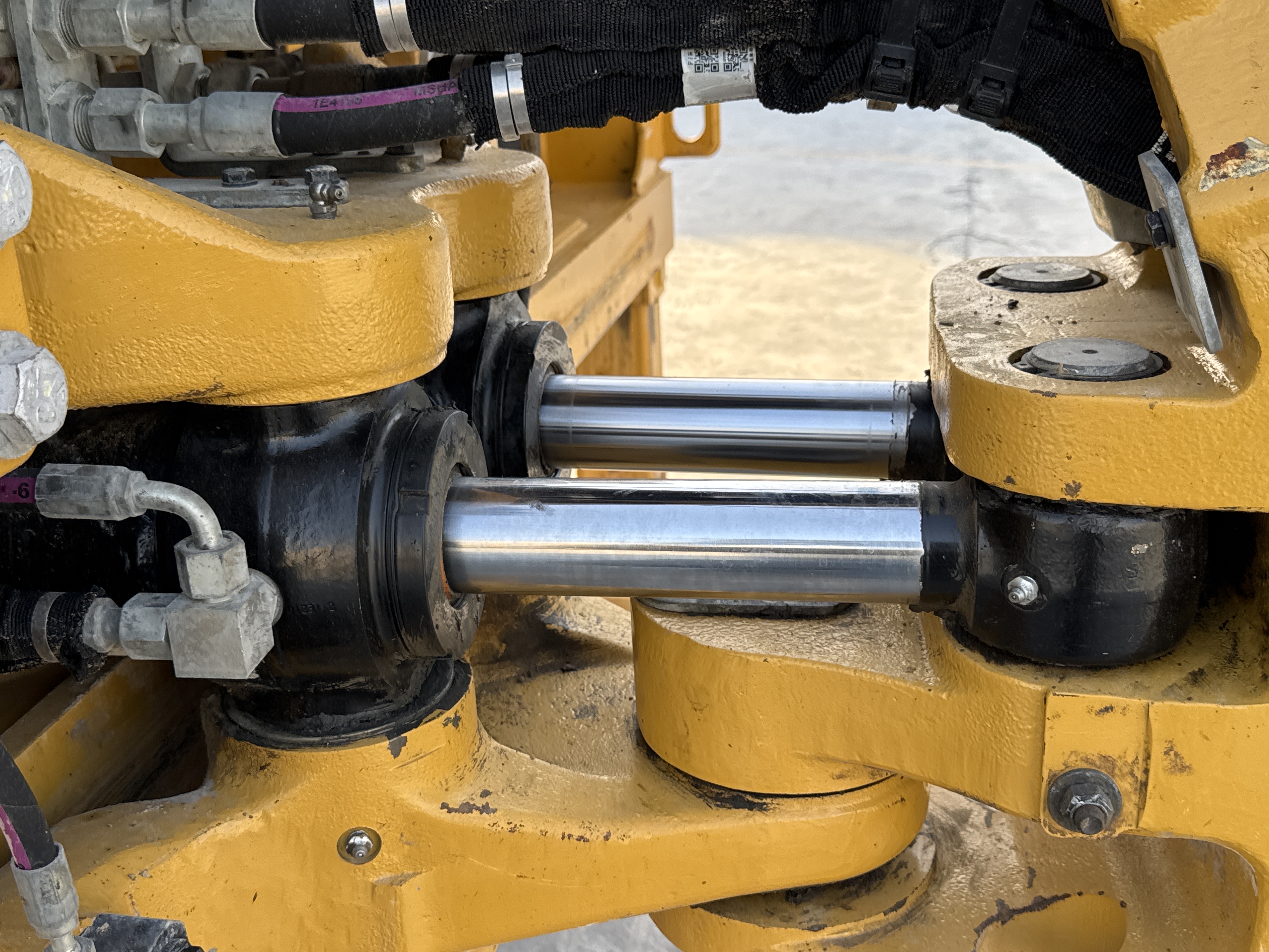 BHL-001-Cat-426F2-backhoe-loader-inspection-hydraulics-swing-cylinder-2