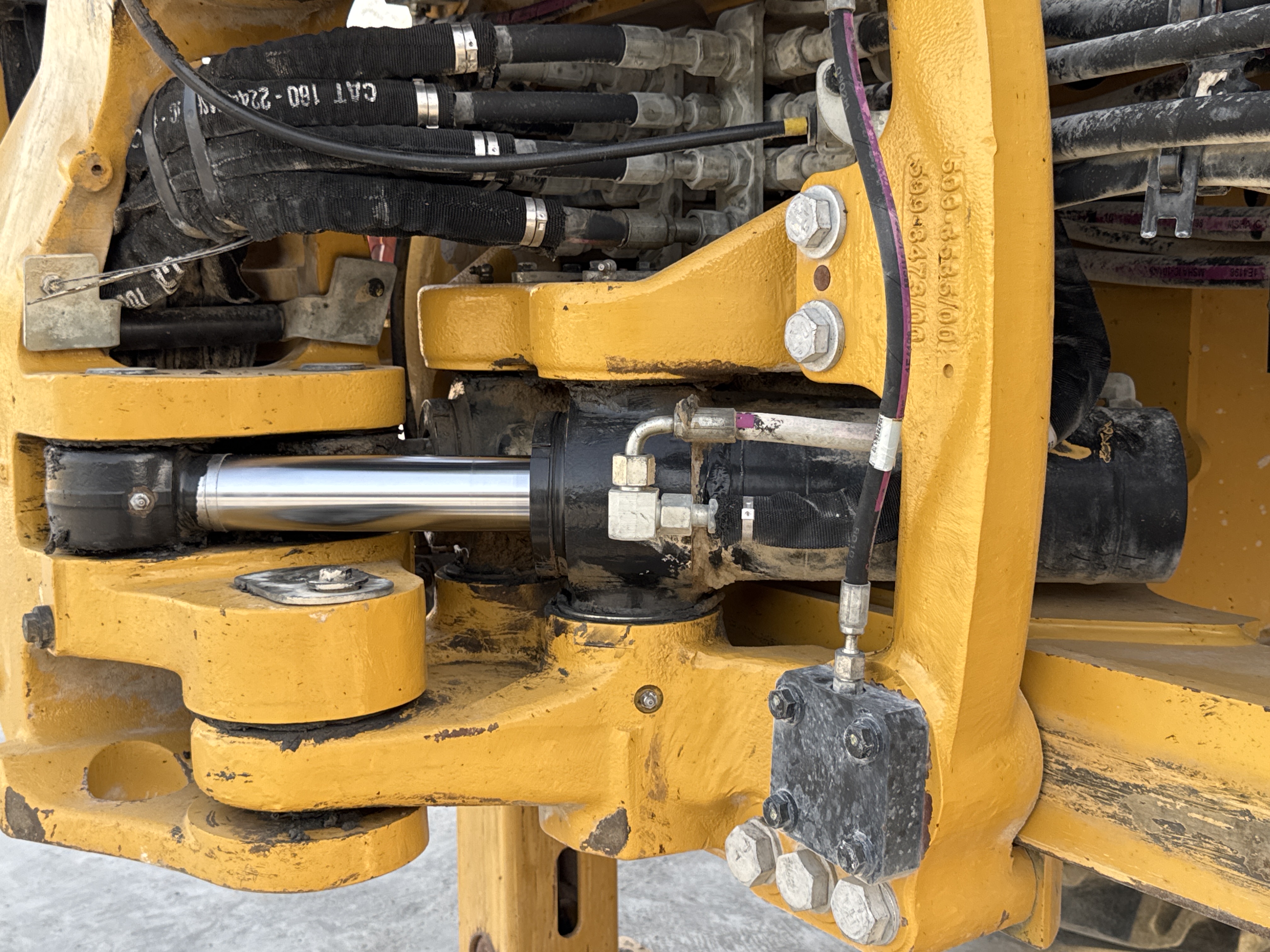 BHL-001-Cat-426F2-backhoe-loader-inspection-hydraulics-swing-cylinder-3