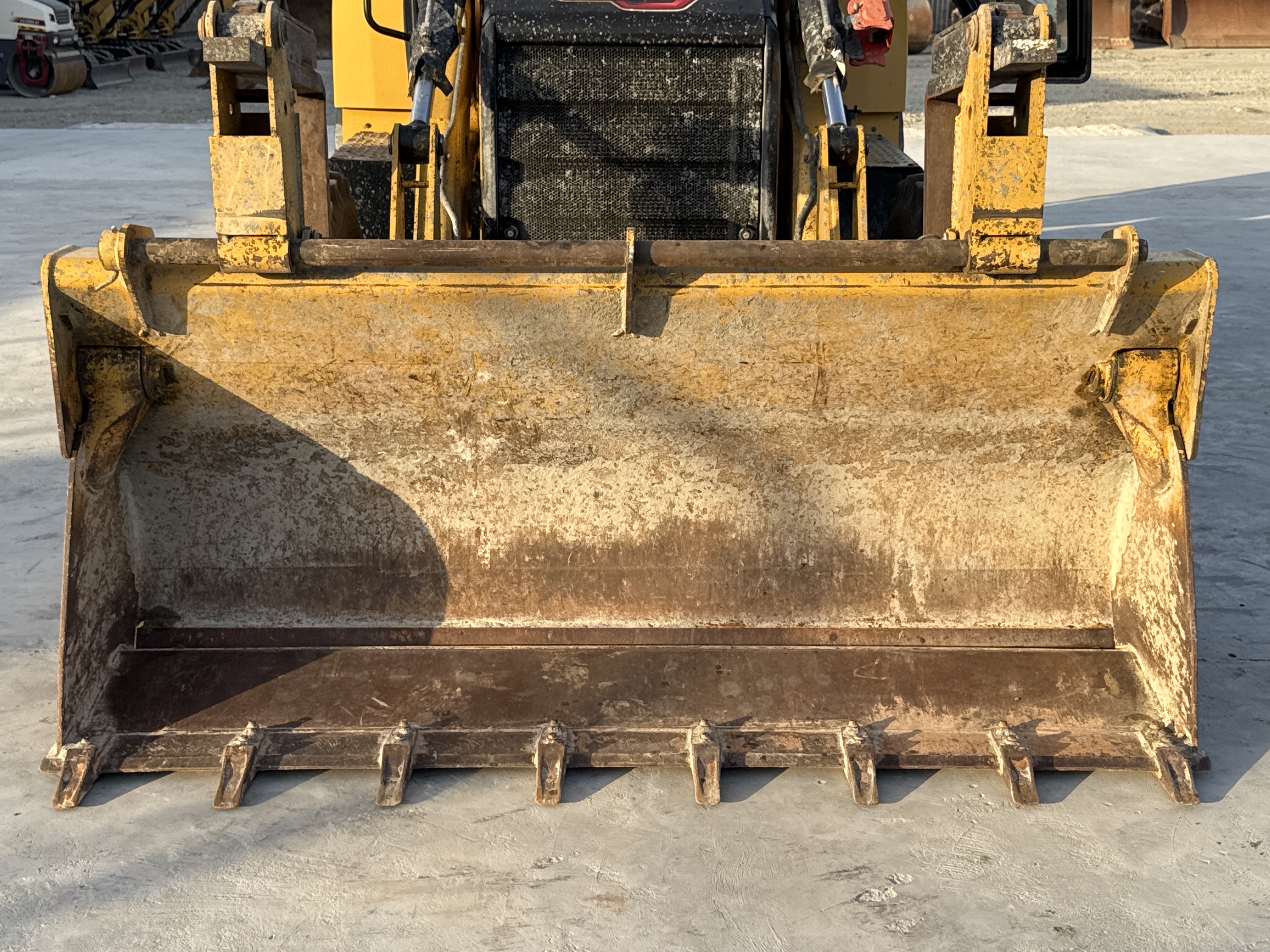BHL-001-Cat-426F2-backhoe-loader-inspection-attachments-loader-bucket-condition-1