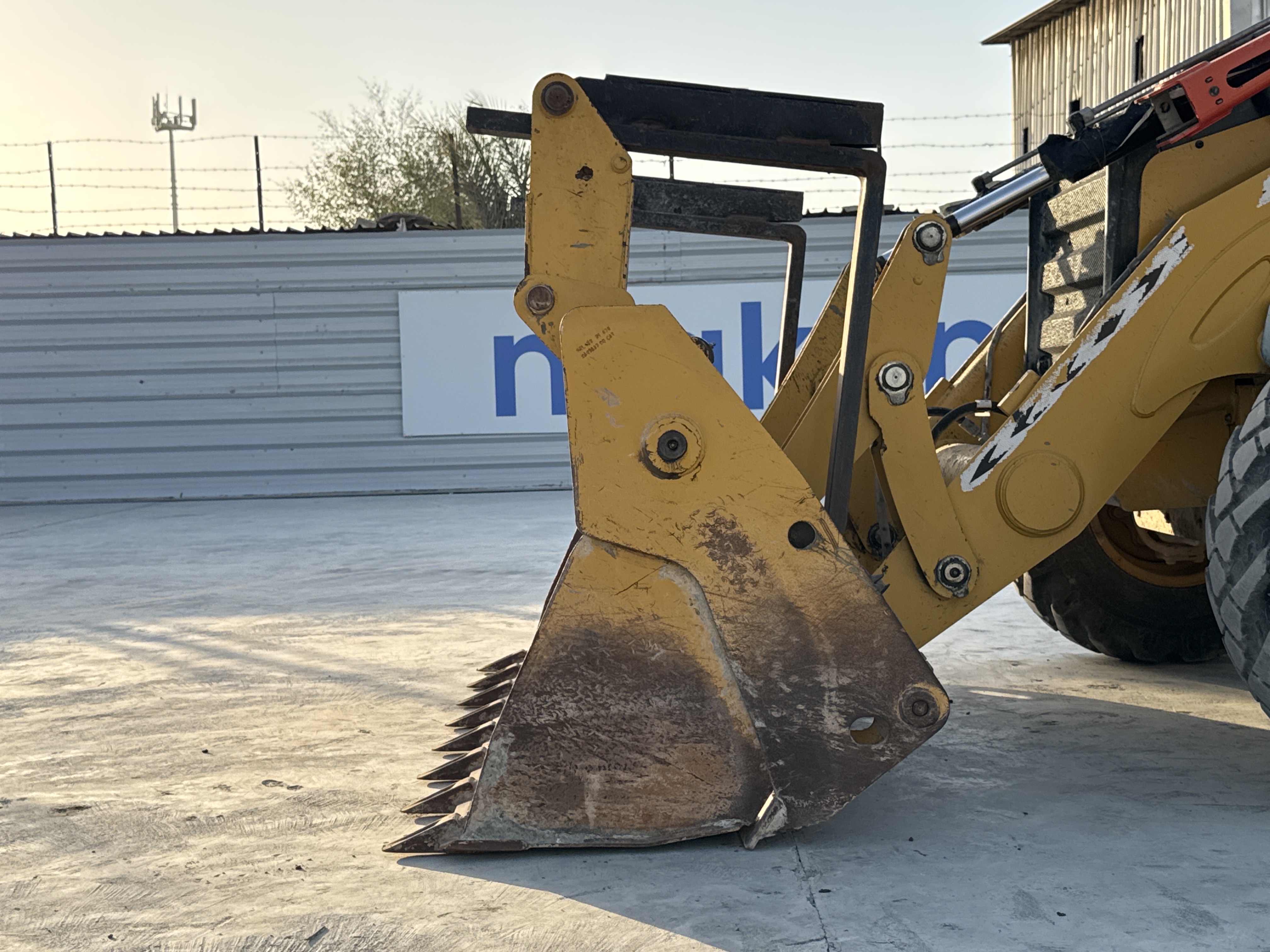 BHL-001-Cat-426F2-backhoe-loader-inspection-attachments-loader-bucket-condition-2