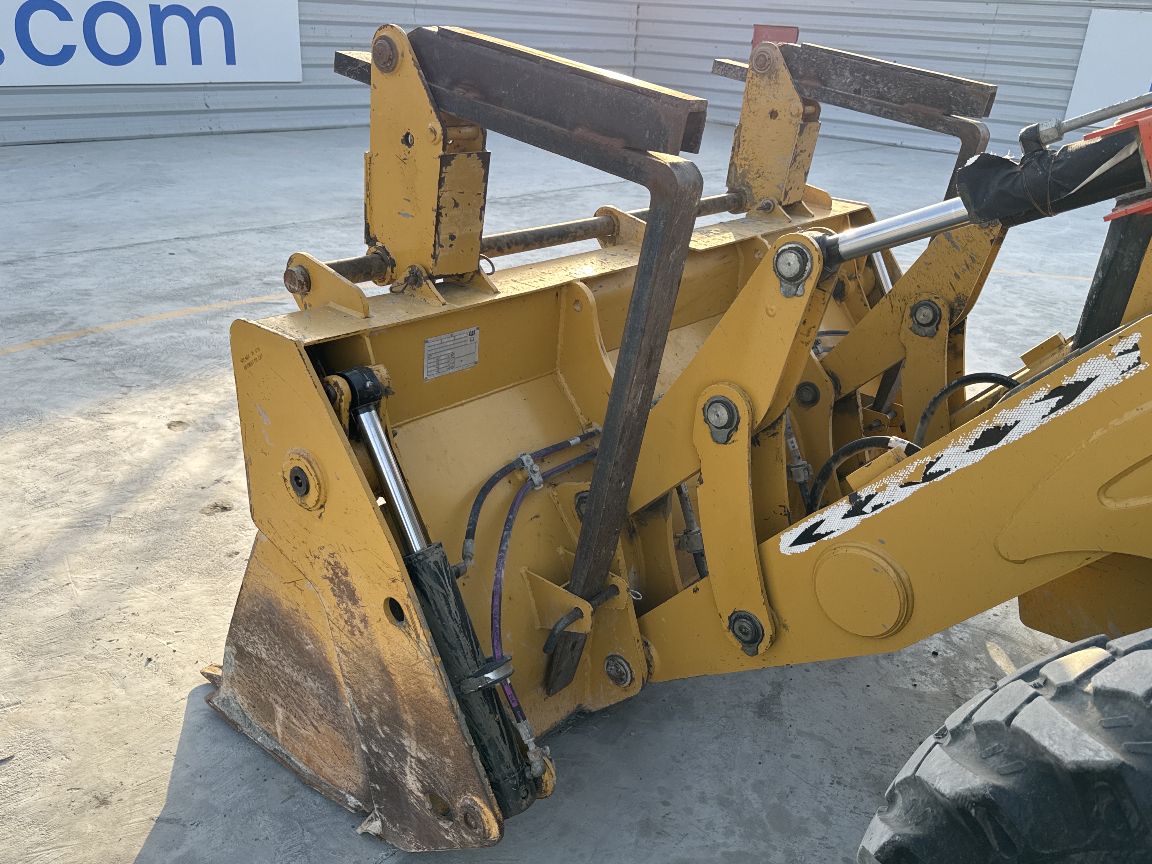 BHL-001-Cat-426F2-backhoe-loader-inspection-attachments-loader-bucket-condition-3