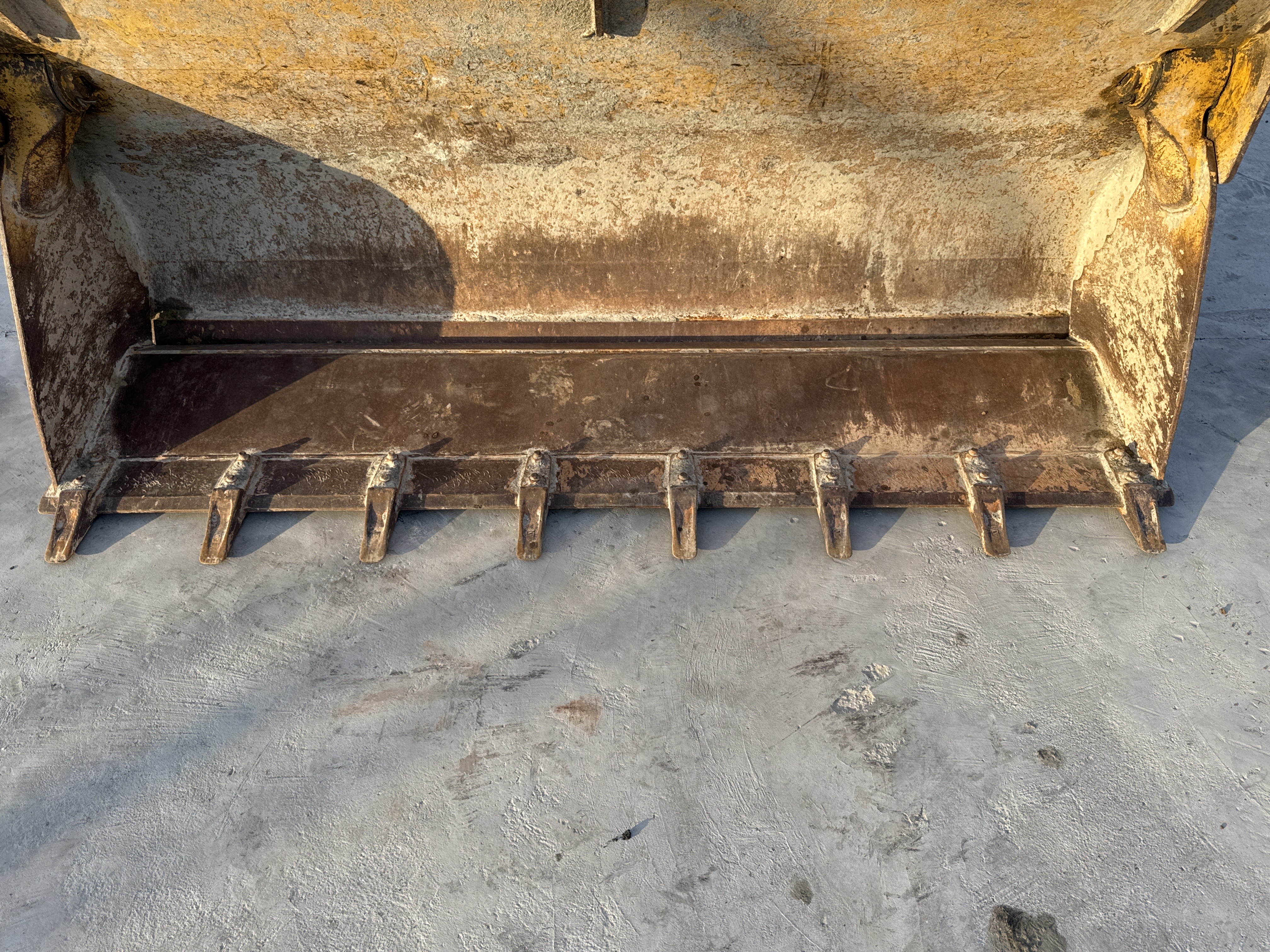 BHL-001-Cat-426F2-backhoe-loader-inspection-attachments-loader-bucket-cutting-edge-teeth-1