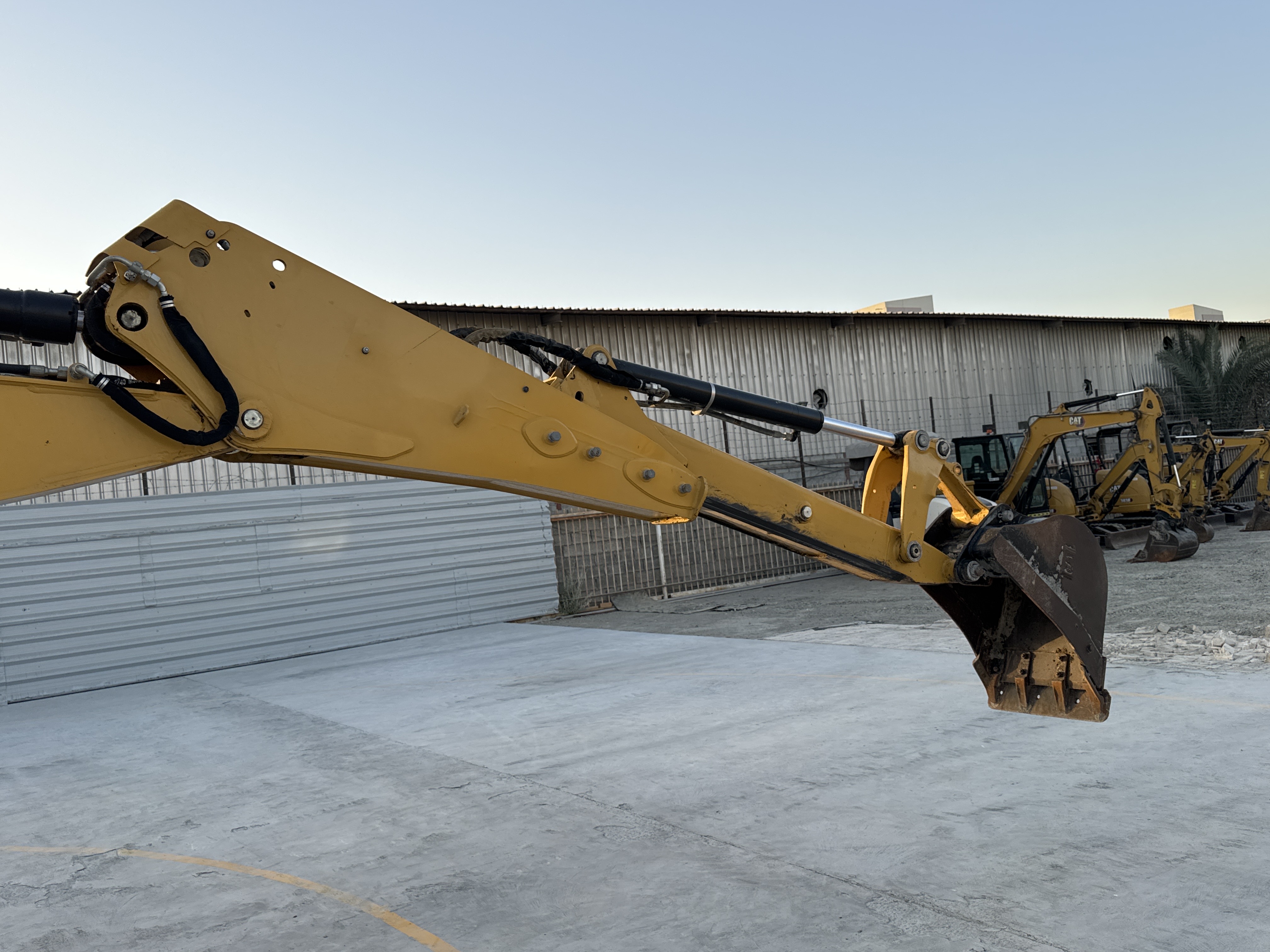 BHL-001- Cat-426F2-backhoe-loader-inspection-chassis-stick-3