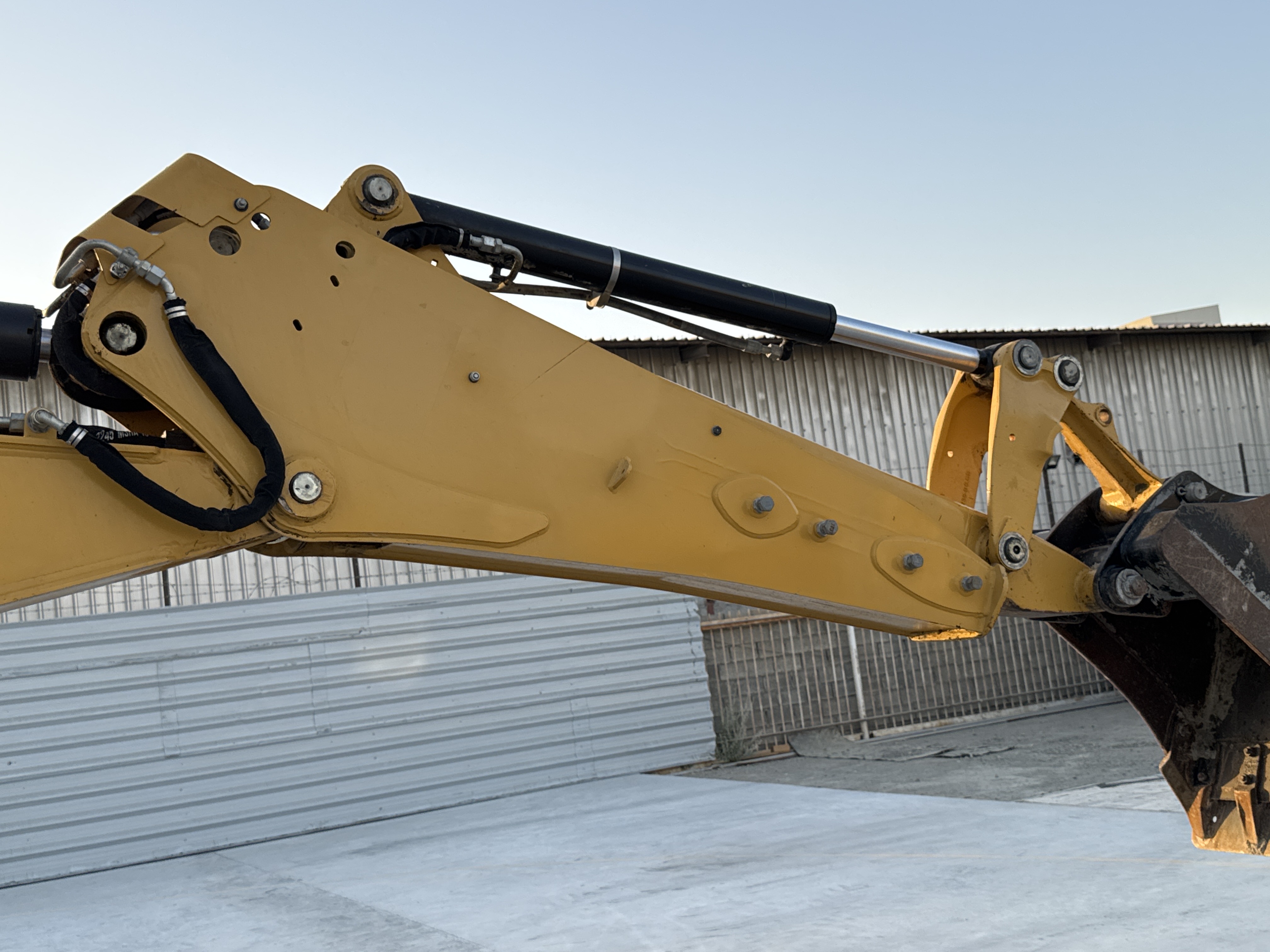 BHL-001- Cat-426F2-backhoe-loader-inspection-chassis-stick-4