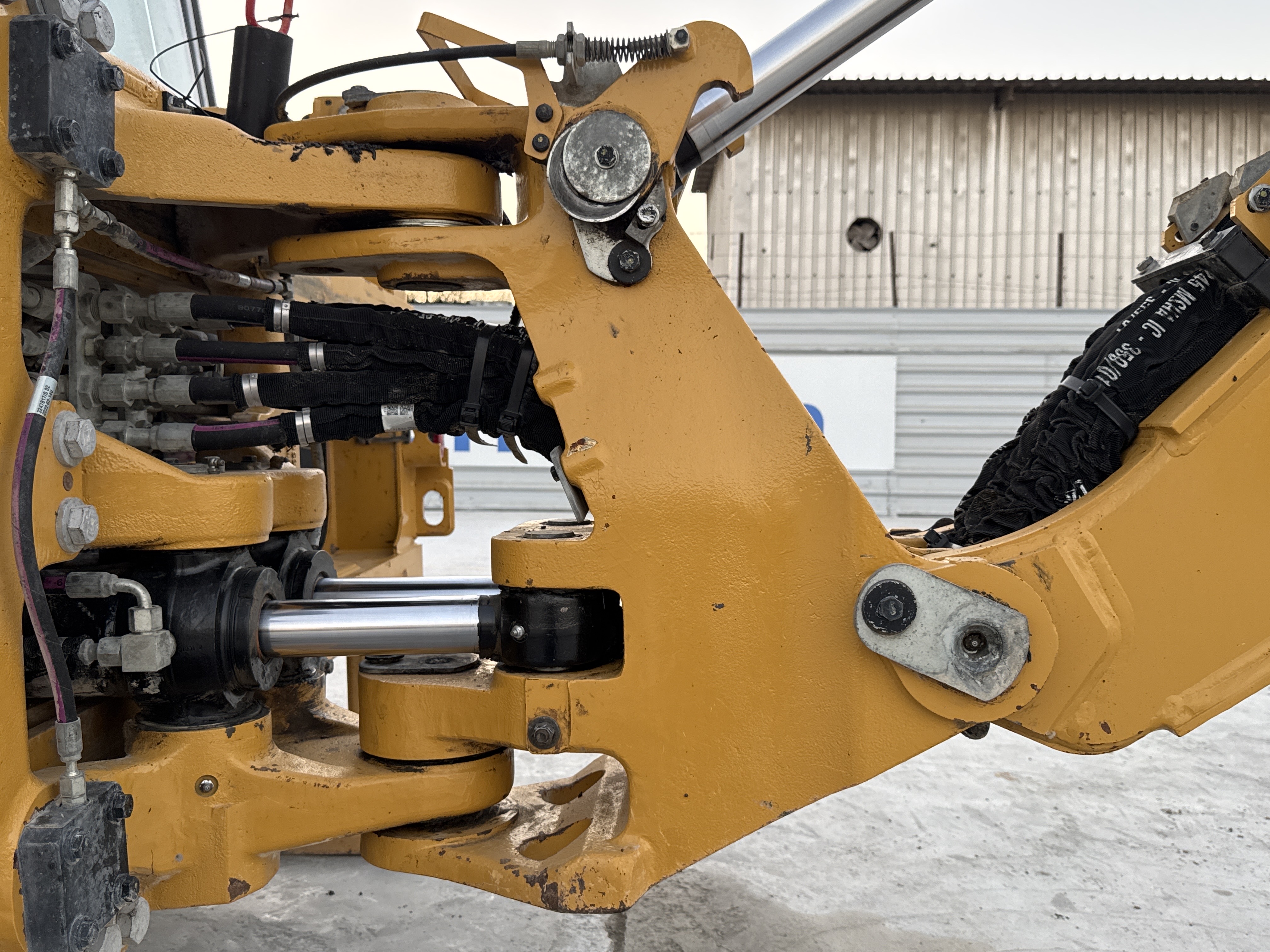 BHL-001-Cat-426F2-backhoe-loader-inspection-chassis-swing-frame-1