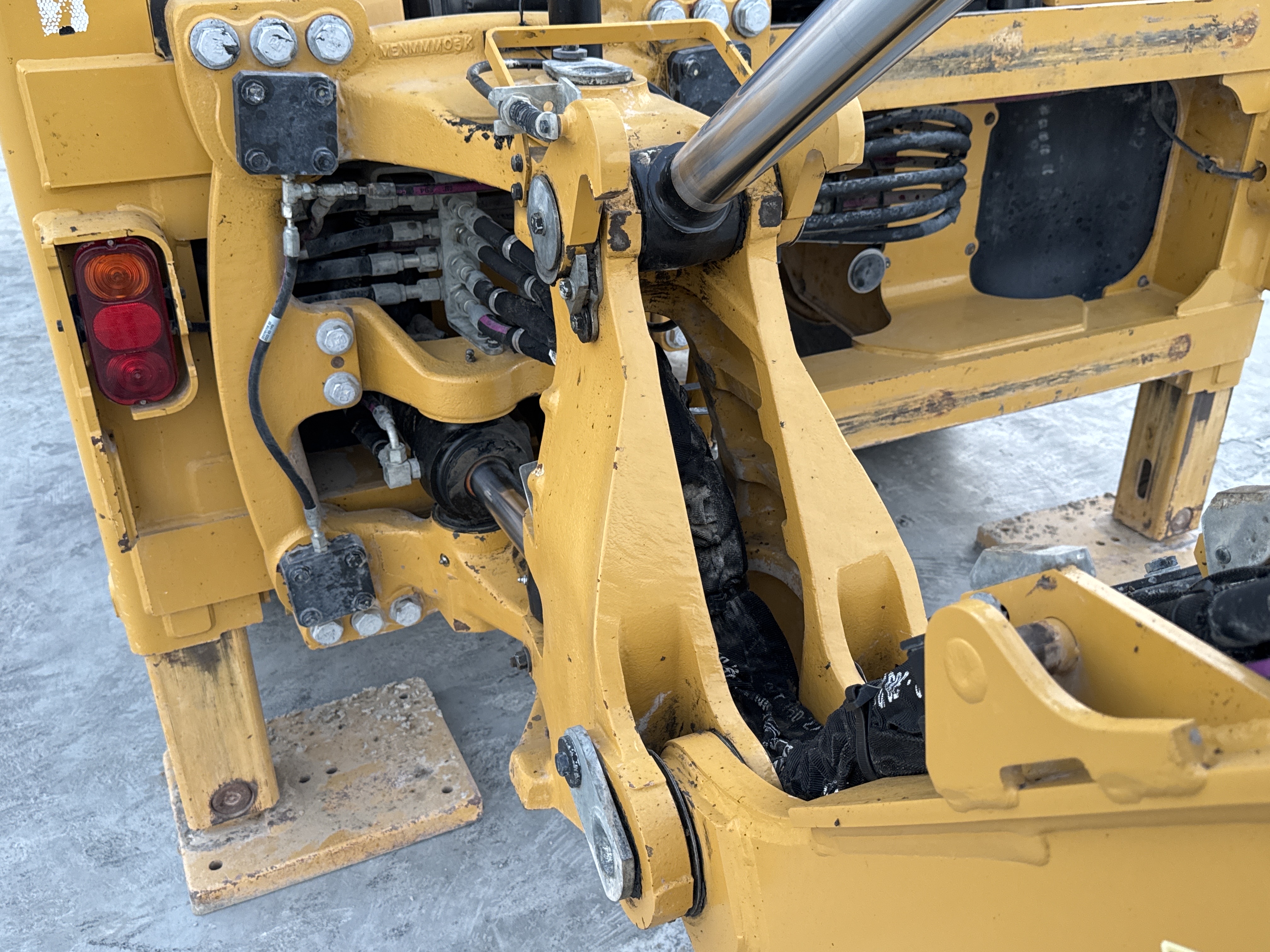 BHL-001-Cat-426F2-backhoe-loader-inspection-chassis-swing-frame-2