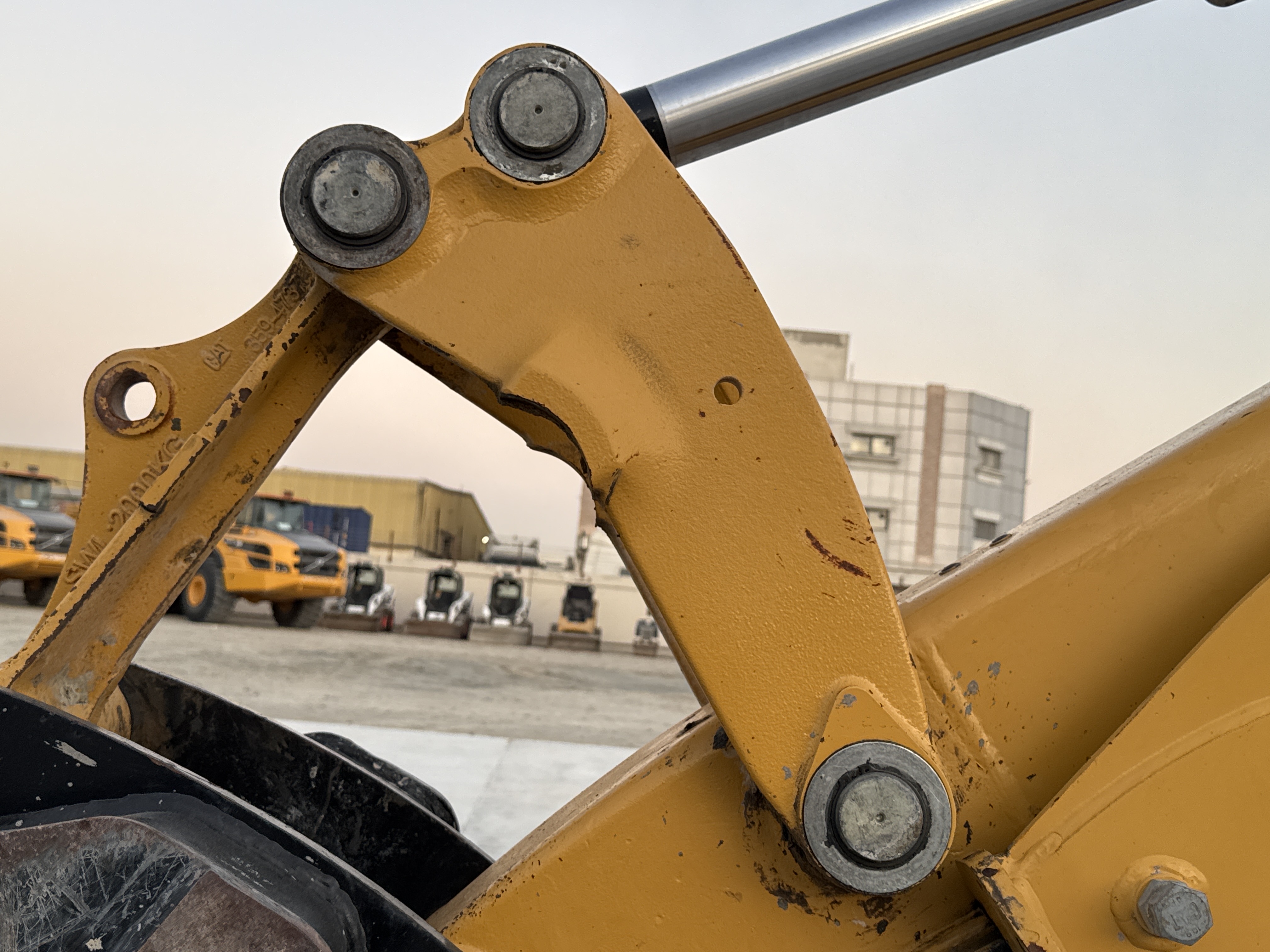 BHL-001-Cat-426F2-backhoe-loader-inspection-chassis-bucket-side-link-1