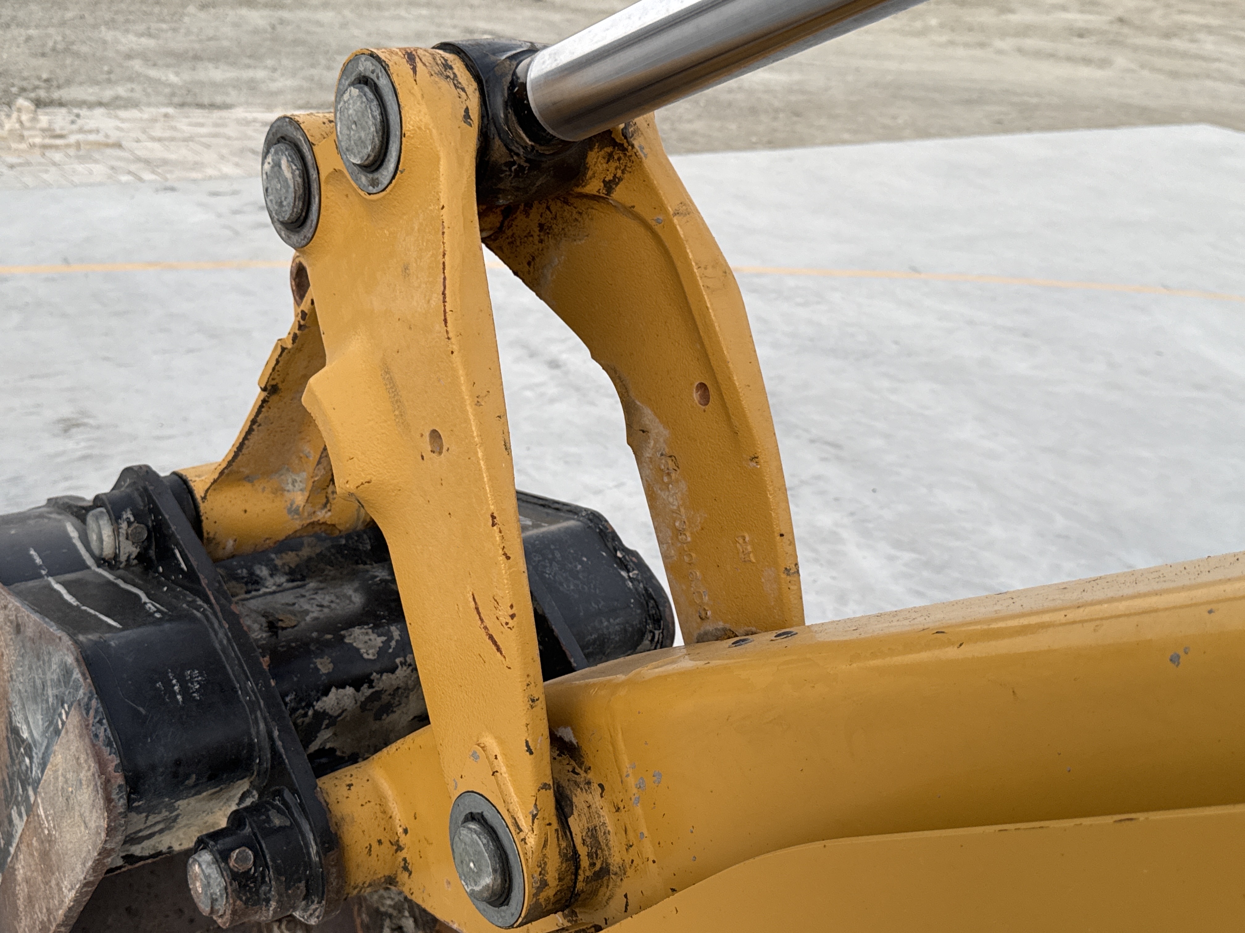 BHL-001-Cat-426F2-backhoe-loader-inspection-chassis-bucket-side-link-2