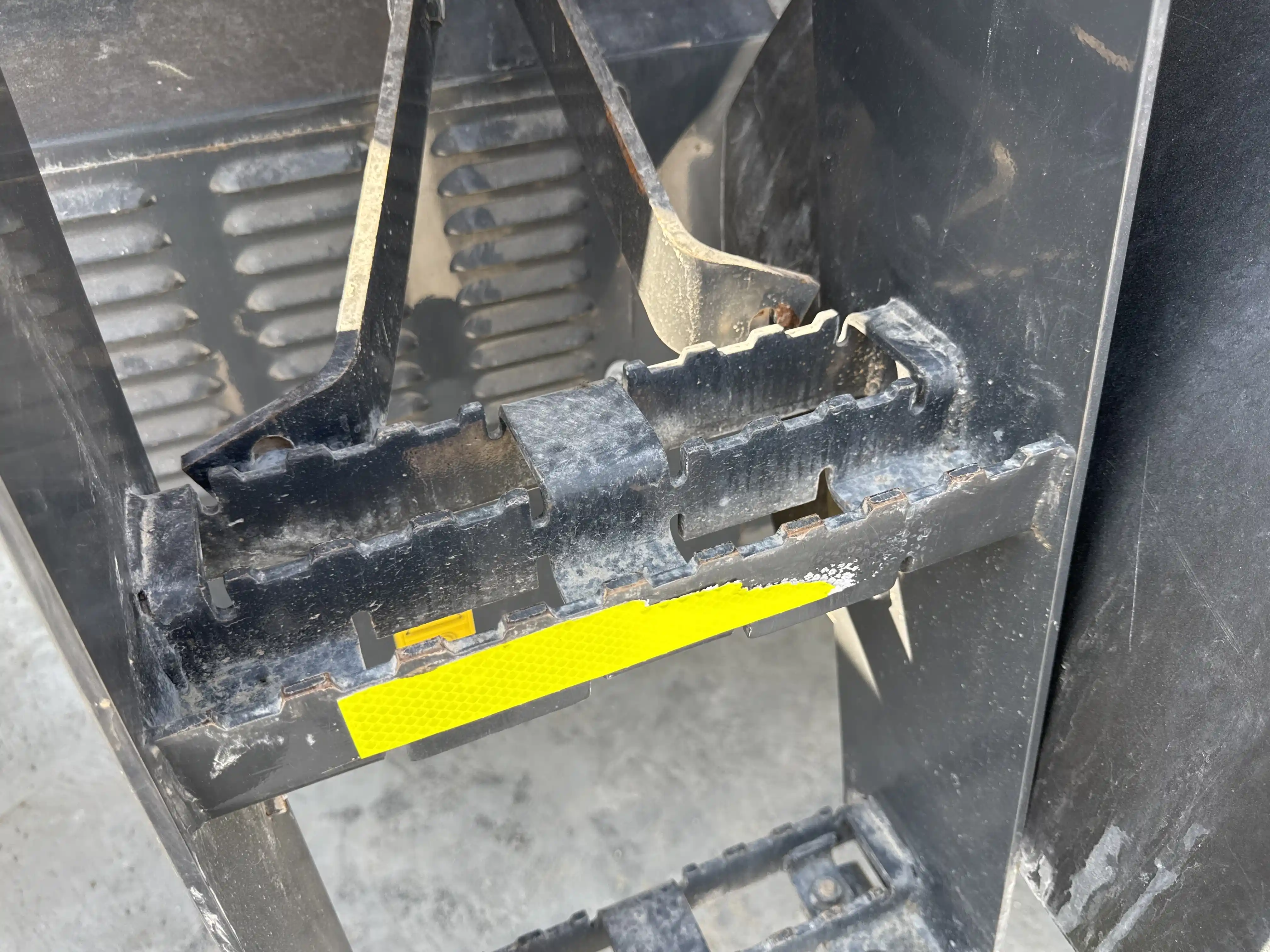WHL-001-Komatsu-WA470-6R-wheel-loader-inspection-structure-steps-ladders-2