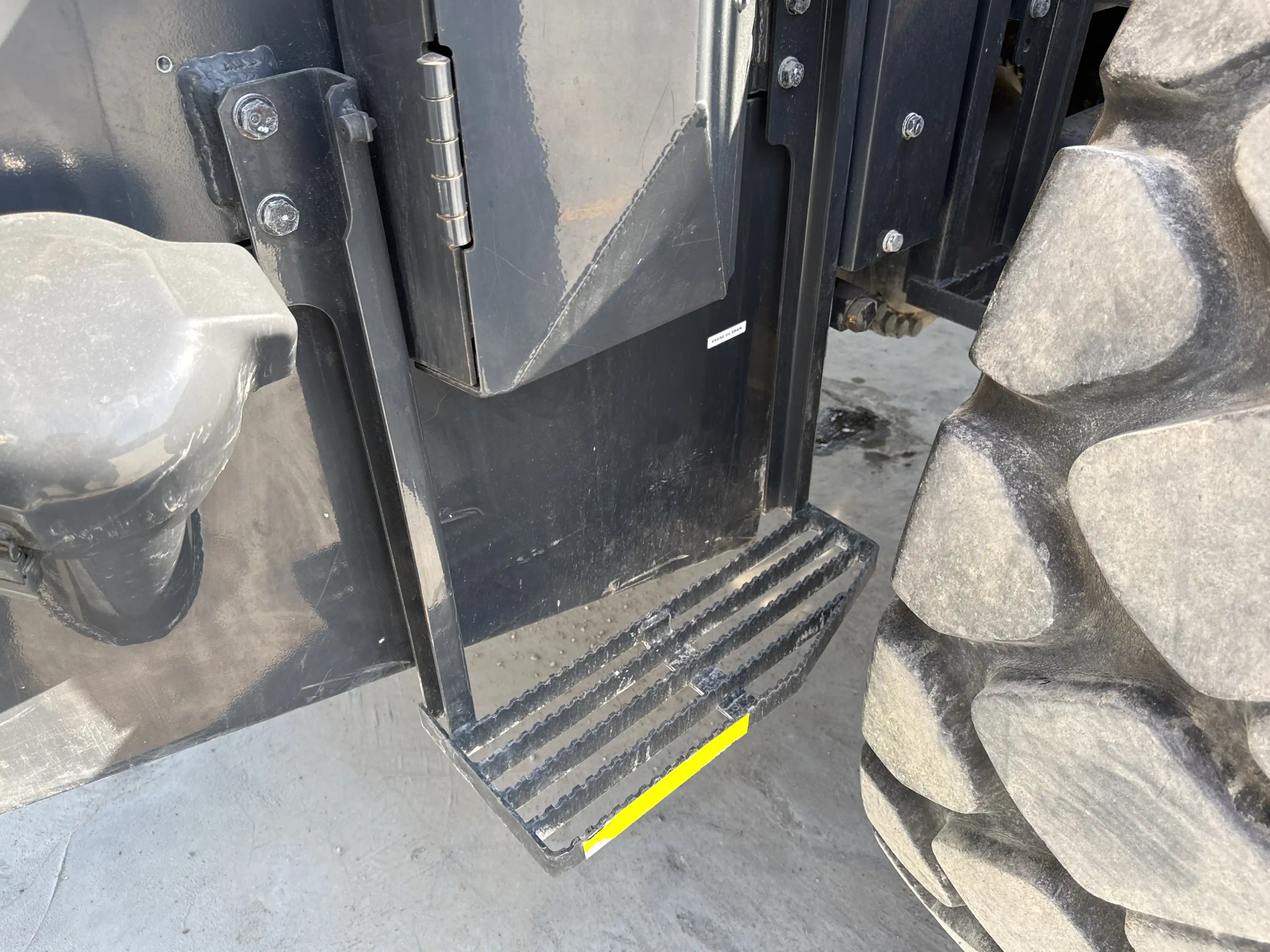 WHL-001-Komatsu-WA470-6R-wheel-loader-inspection-structure-steps-ladders-3